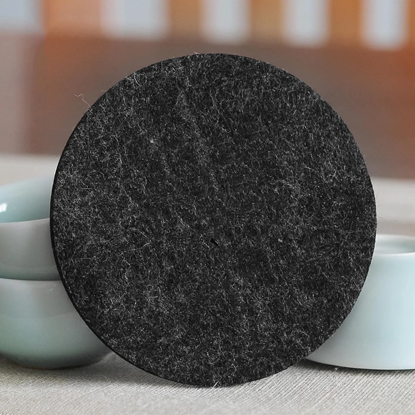 12 Piezas Posavasos de Fieltro Redondo,10 cm Diámetro Grosor 3 mm Posavasos Antideslizante Aislado y Resistentes al Calor Lavables Premium para Vasos Taza Macetas Café o Té Etc (Gris Oscuro)