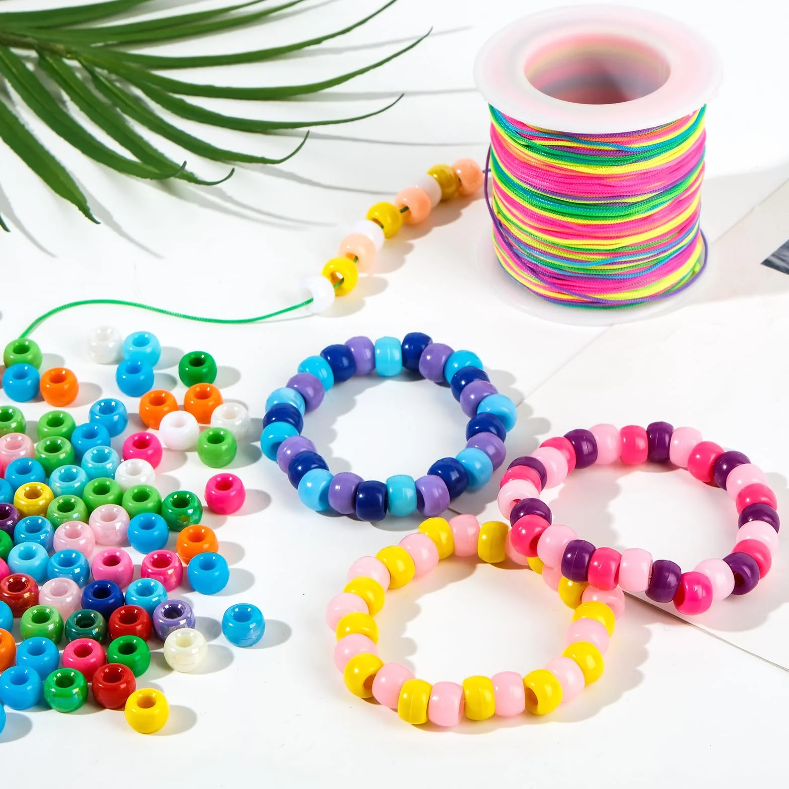 I LOVE MOM 1500 Piezas Cuentas de Colores Abalorios de Agujero Grandes con Hilo para Hacer Pulseras Perlas para Joyas de Bricolaje Manualidades Regalos