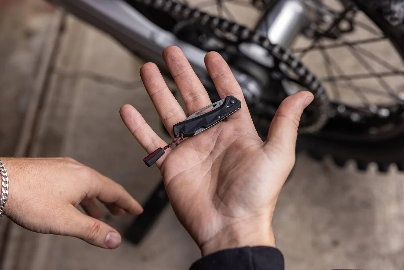 Gerber Navaja de bolsillo con cordón, LST Mini, hoja de acero inoxidable 440A Wharncliffe, escamas del mango de nylon reforzado con fibra de vidrio, longitud de la hoja: 4,8 cm, negro, 1074528