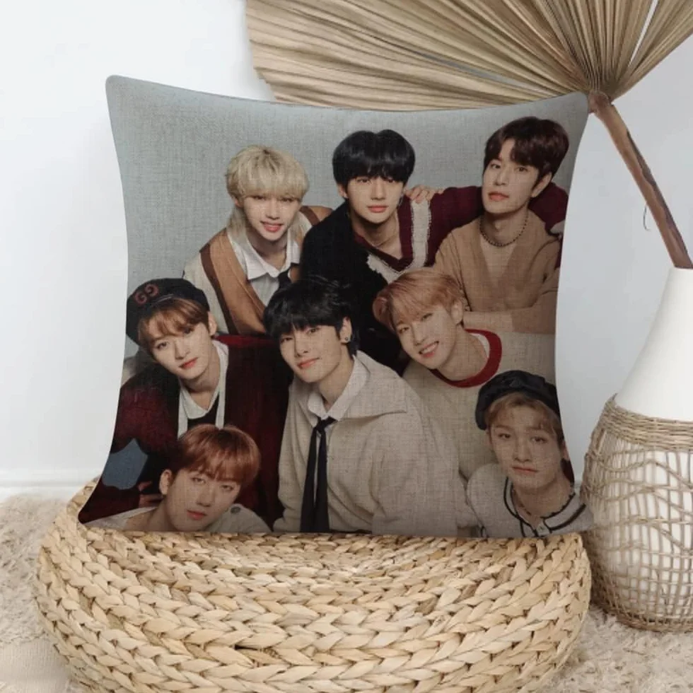 Stray Kids Kit de Regalo para Niños: Funda de Almohada, Collar, Pegatinas, Llavero, Abanico de Mano