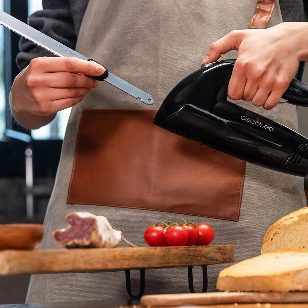 Cecotec Cuchillo Eléctrico Cut-Eat 1800 Black. 150 W, 3 Cuchillas de Acero Inoxidable aptas para Lavavajillas, Silencioso, Bajo Nivel de Vibración, Incluye Estuche
