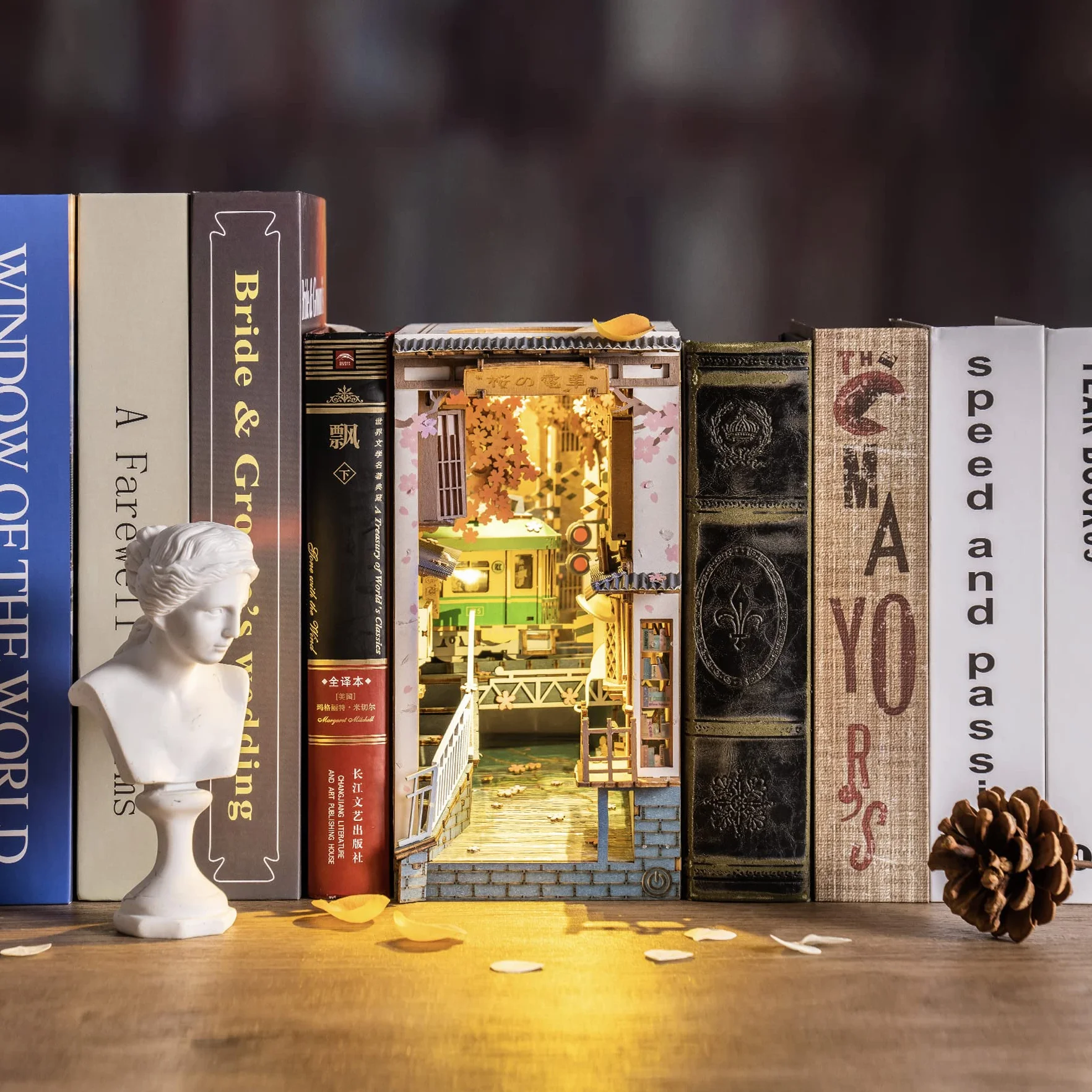 ROBOTIME Sakura Densya Book Nook Kit, Casa Libros de Madera, Bookend con Luces LED, Hogar, Decoración de Estantería, Regalo del Día de la Madre