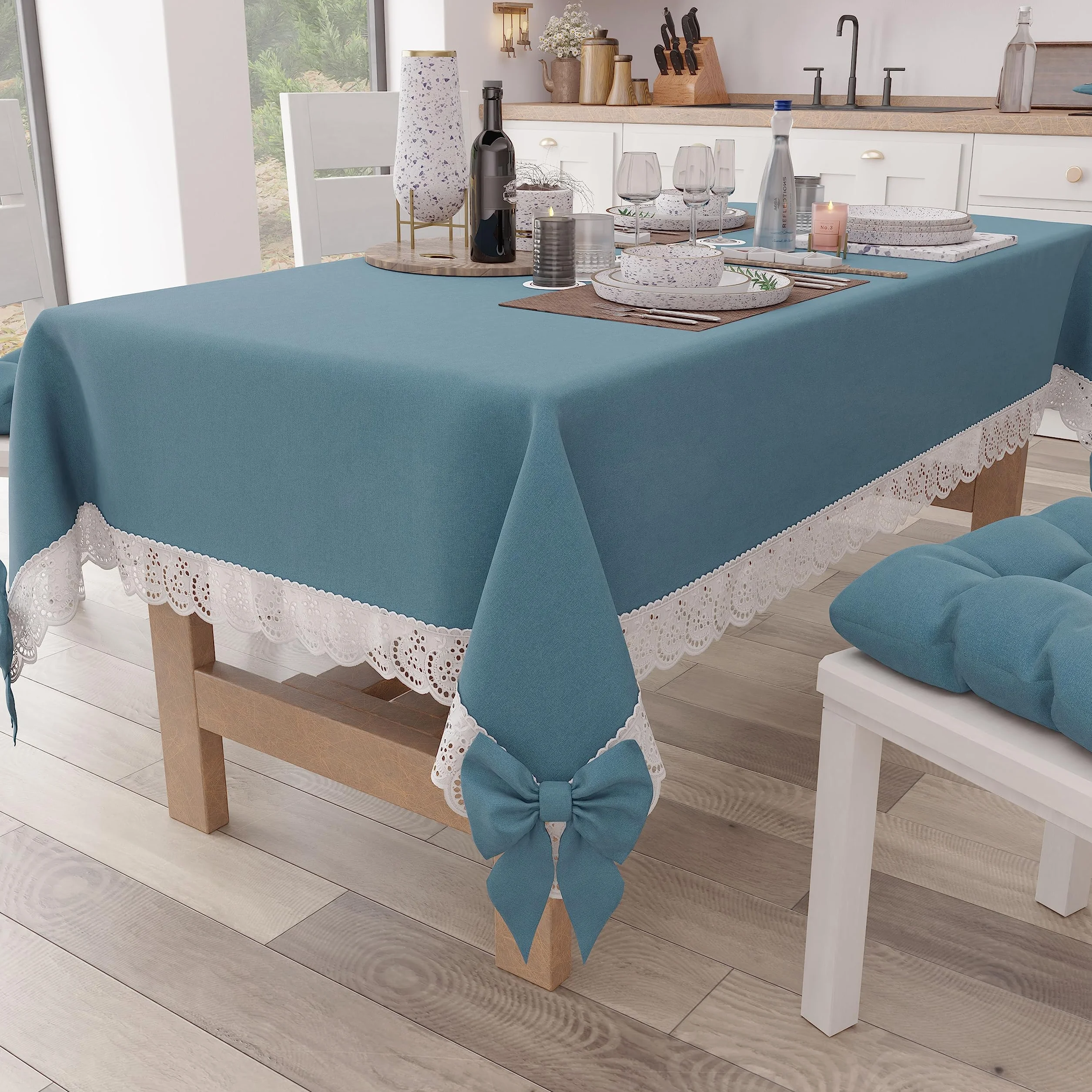PETTI ARTIGIANI ITALIANI - Mantel Mesa Rectangular de Tela con Encaje de Saint-Gall, Manteles de Algodón para 6 Personas, 140x180 cm, Azul, Accesorios de Cocina 100%