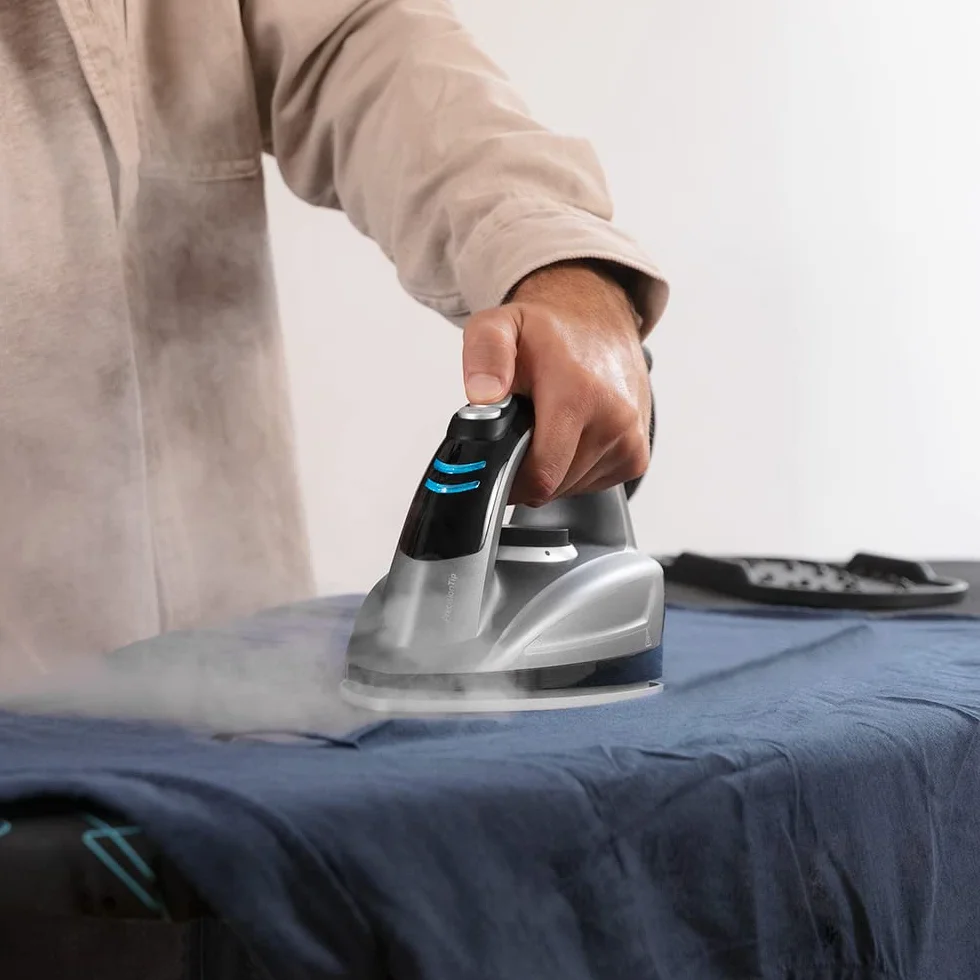 Cecotec Centro de Planchado Fast&Furious 9050 X-Treme. 2600 W, 8 Bares de presión, Suela Cerámica, Sistema de seguridad, 550 g/min Golpe de vapor, Incluye percha