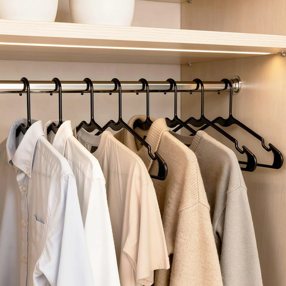 Amazon Basics Perchas de plástico para Ropa Adulto Negro Paquete 50