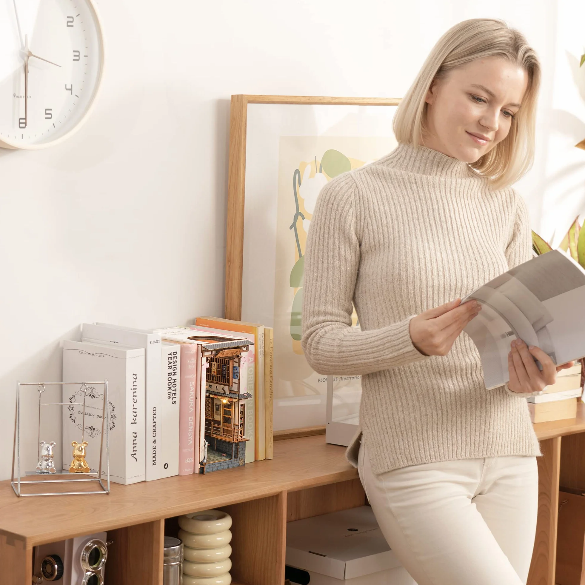 ROBOTIME Sakura Densya Book Nook Kit, Casa Libros de Madera, Bookend con Luces LED, Hogar, Decoración de Estantería, Regalo del Día de la Madre
