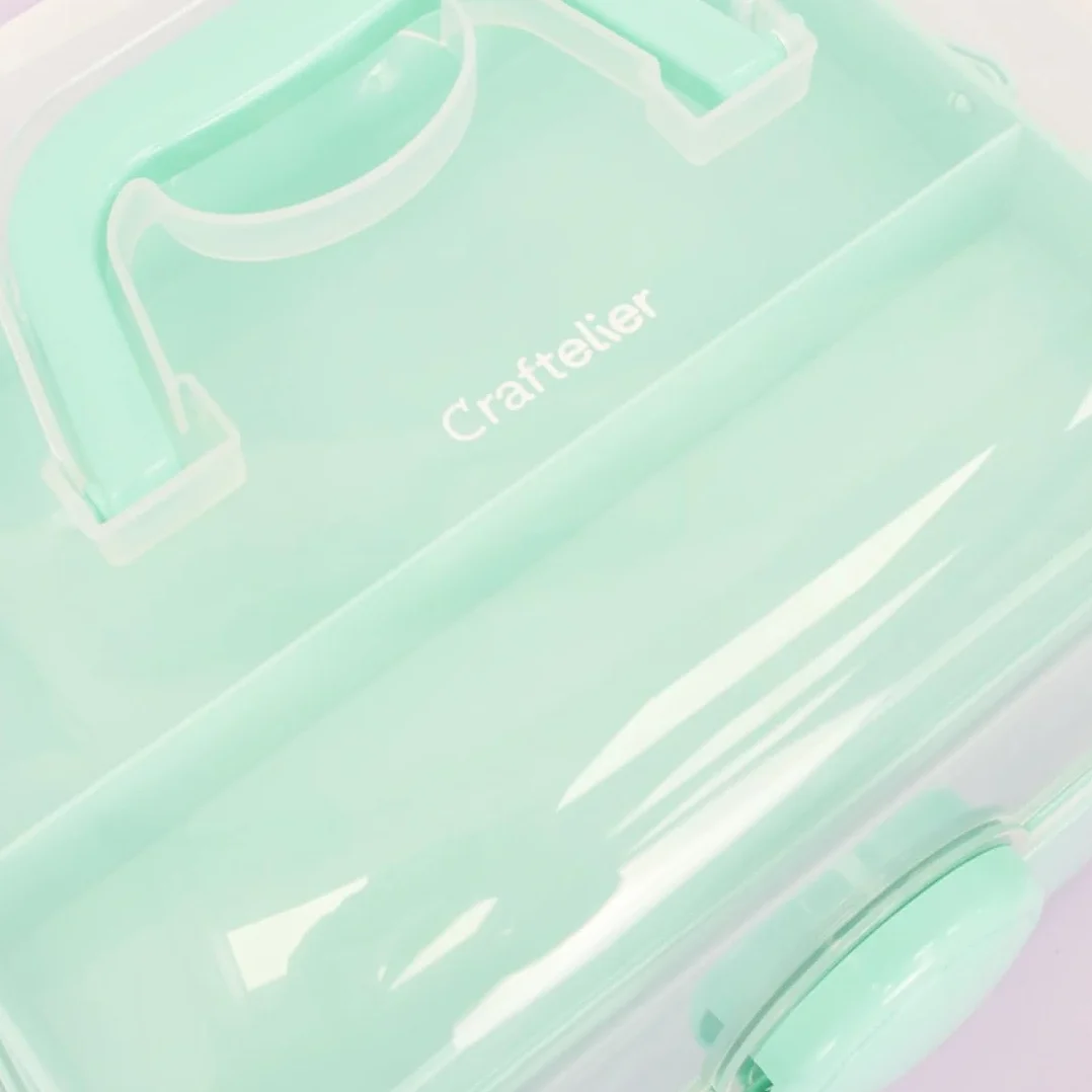 Craftelier - Caja de Almacenamiento Multiusos de Plástico Resistente | Organizador 3 Niveles con Bandejas Extraíbles para Herramientas, Manualidades, Botiquín y Accesorios | 27x23x23,5 cm | Verde