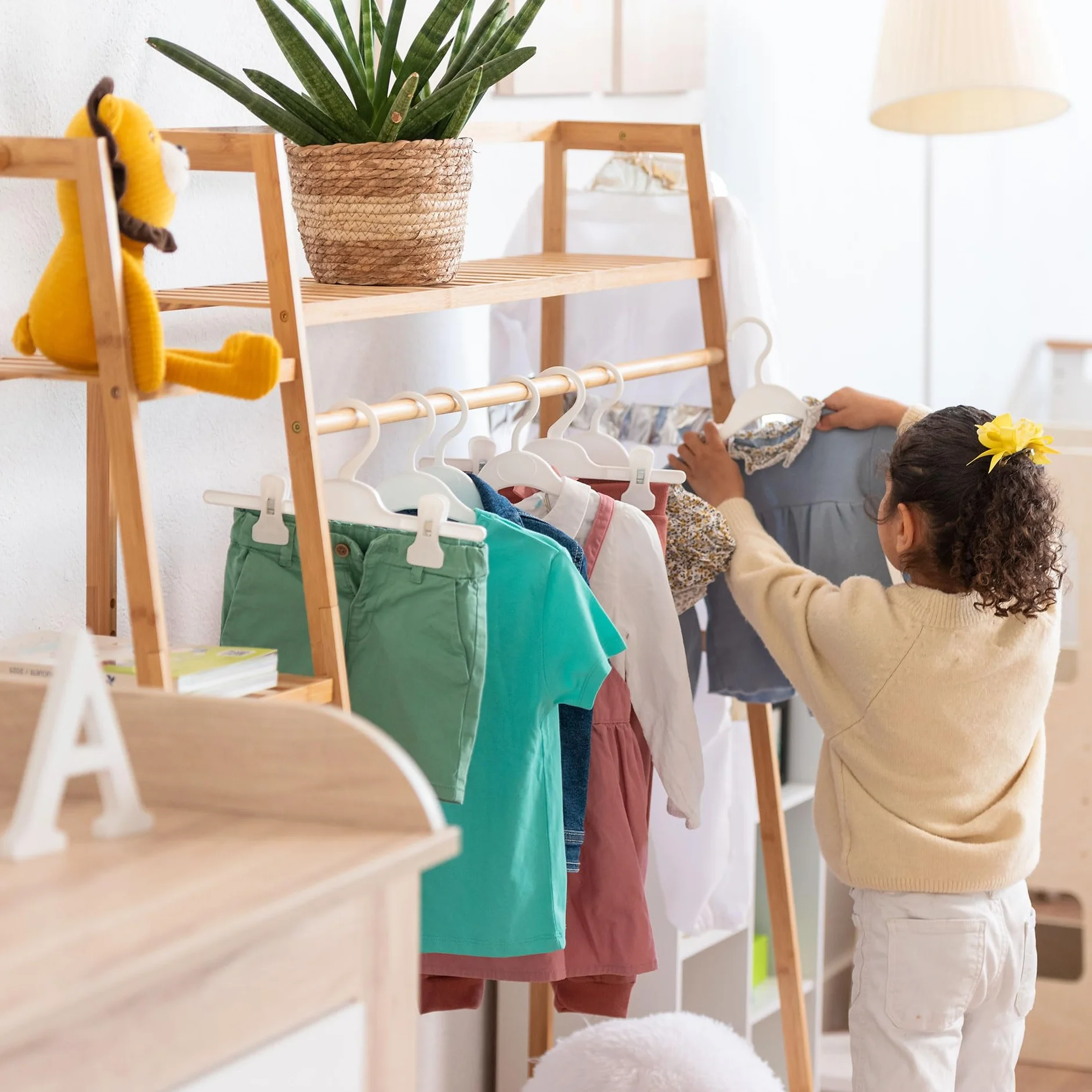 Armario Perchero Syndra Camel - Ropero infantil abierto de bambú natural para niños