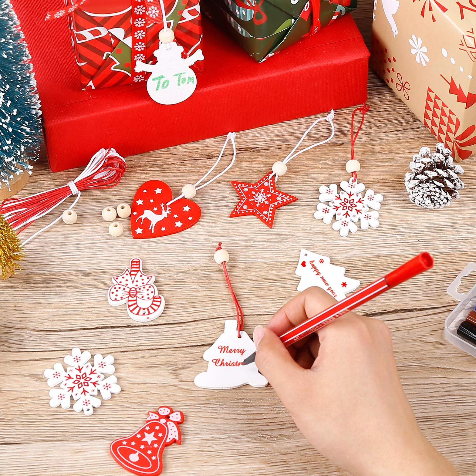 Kiiwah 40 Piezas Adornos para Árboles de Navidad, Colgantes de Madera con Hilos de Algodón y Cuentas