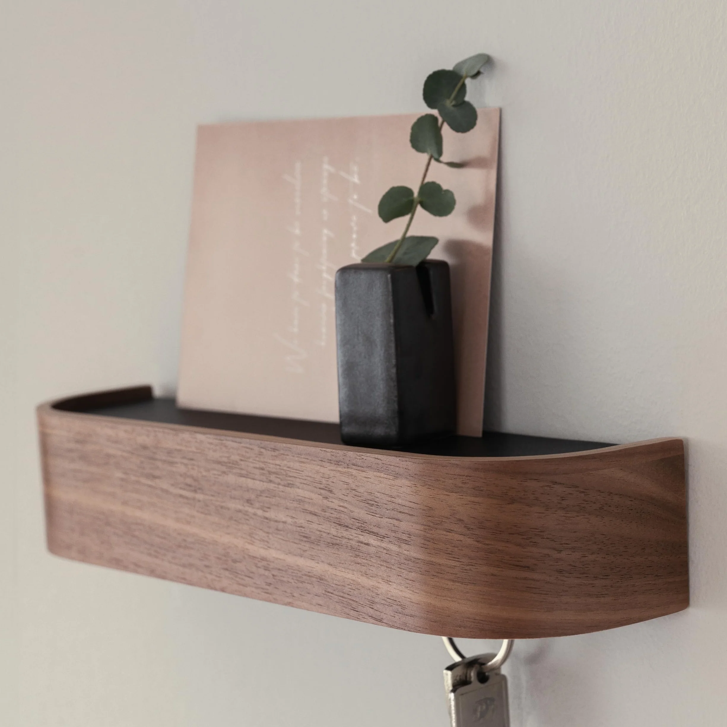 Kazai. Colgador Llaves Pared 'Toke' | Diseño Minimalista de Llavero de Berlín | Porta con Estante de Madera con Ganchos | Cuelga para Entrada y Pasillo | Nogal