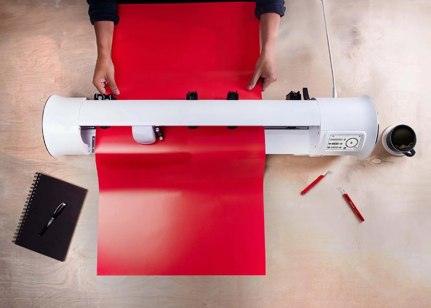 Siser Romeo® Plotter de corte de alta definición – Versátil y potente, corta más de 300 materiales incluyendo vinilo, adhesivos y piel sintética, con un ancho máximo de corte de 60 cm.