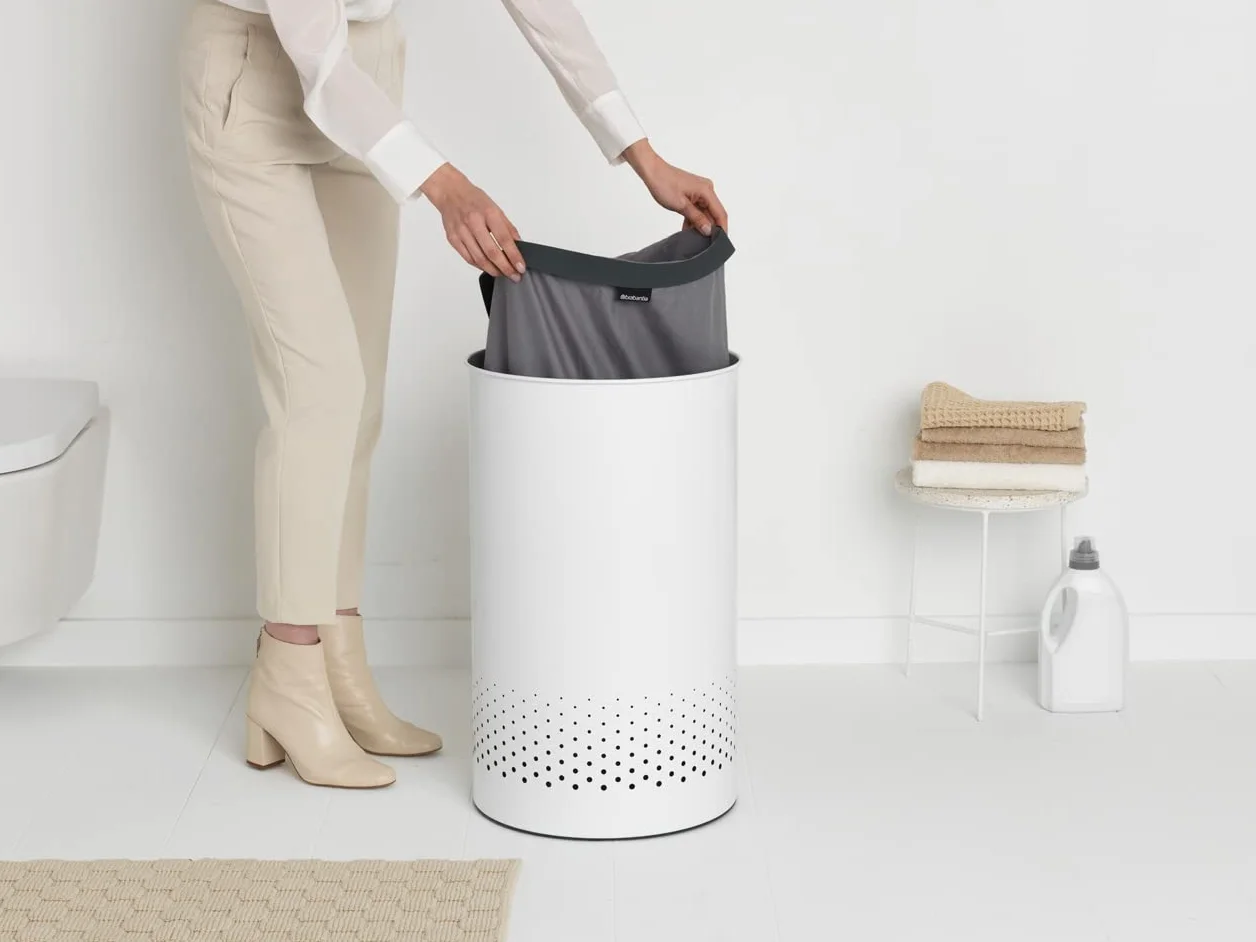 Brabantia - Cubo para la ropa sucia - Tapa de plástico manos libres - Agujeros de ventilación - Bolsa portátil para la ropa sucia en el interior - Apertura rápida - Blanco - 60L