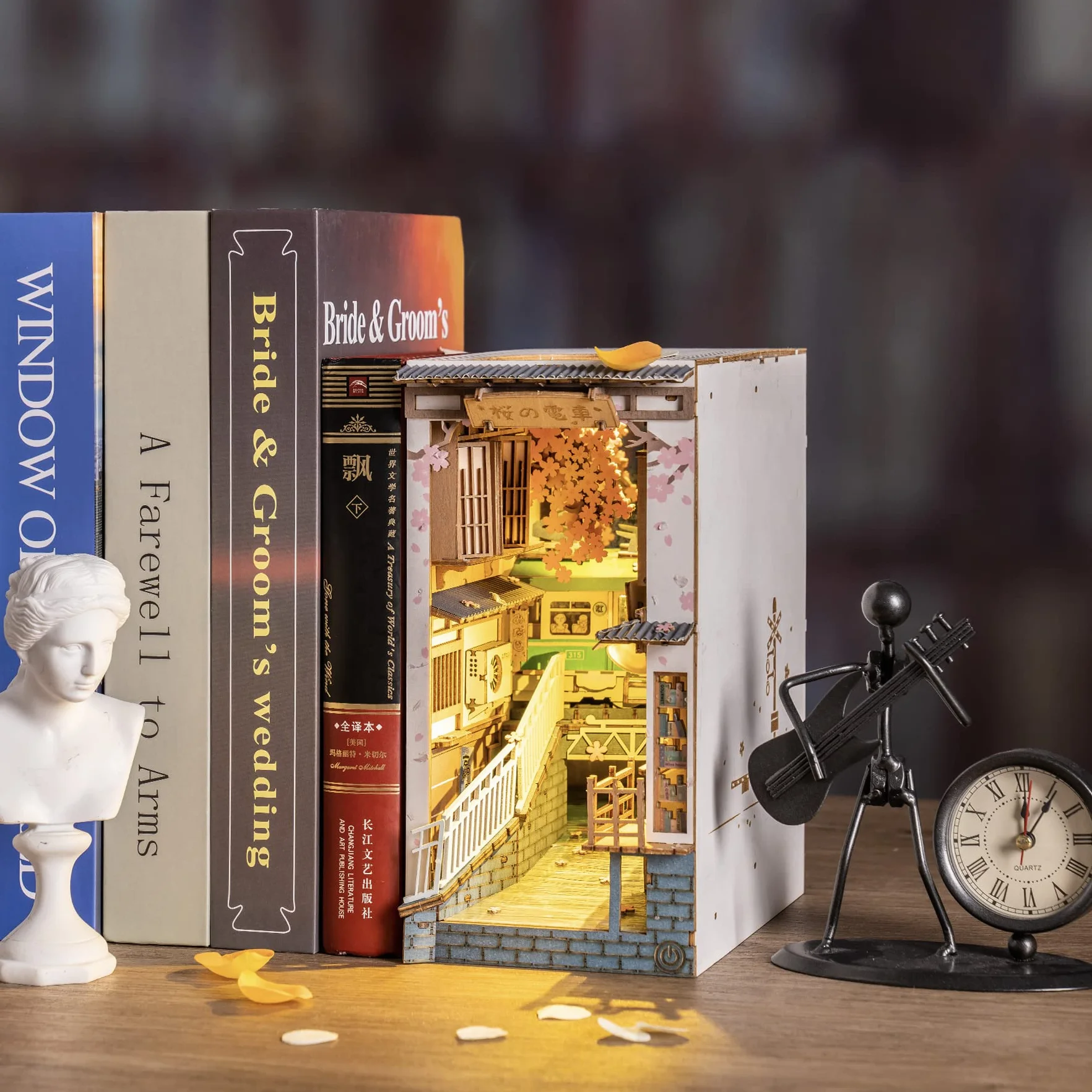 ROBOTIME Sakura Densya Book Nook Kit, Casa Libros de Madera, Bookend con Luces LED, Hogar, Decoración de Estantería, Regalo del Día de la Madre