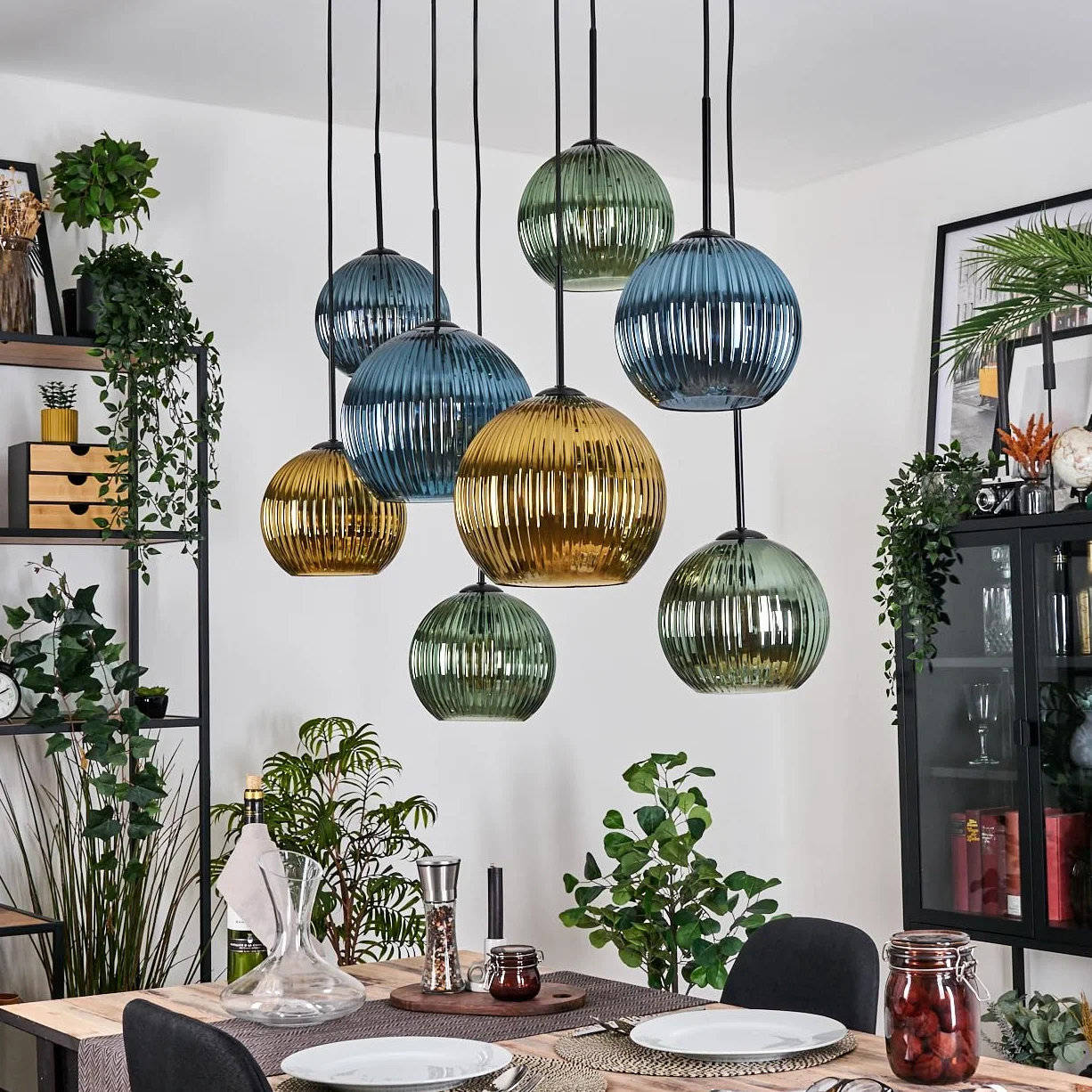 Lámpara de techo Koyoto HOFSTEIN, 8 luces de metal/madera/cristal estriado en negro/natural/verde/azul/dorado, diseño retro (pantallas de Ø 20; 25 cm), E27, comedor, cocina, salón