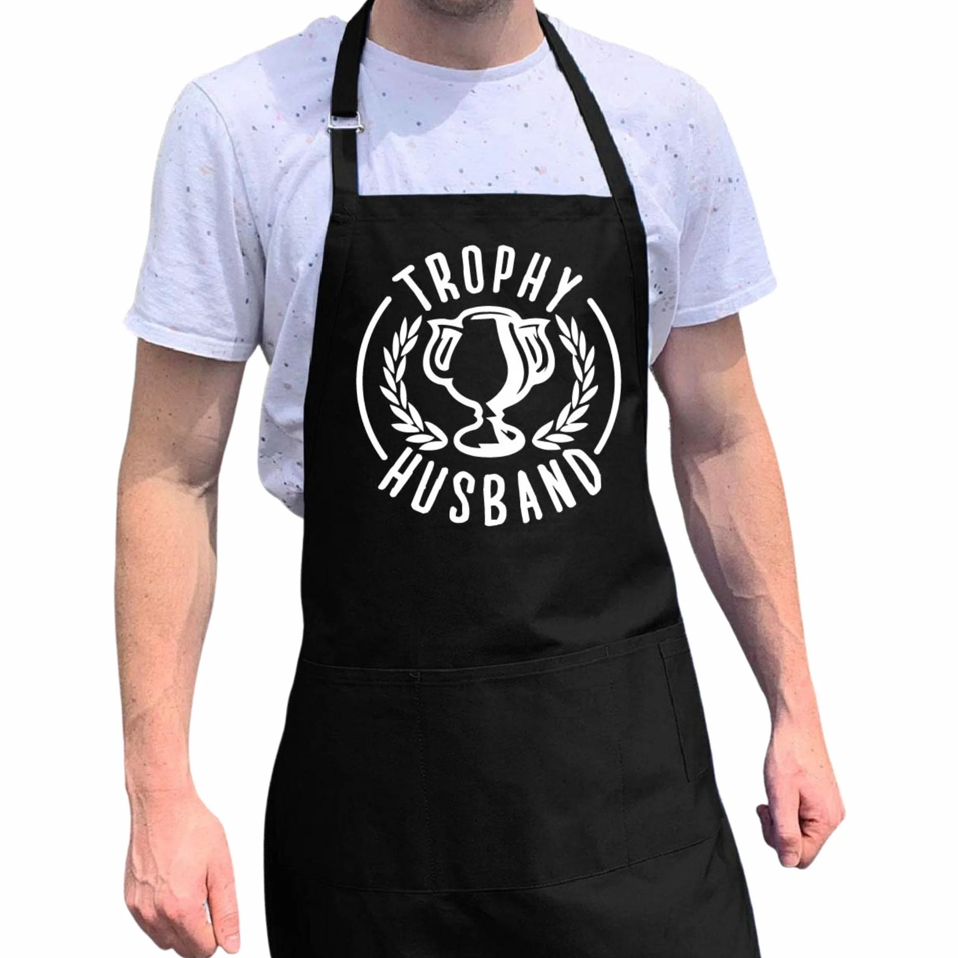 ApronMen Delantal de Parrilla de Barbacoa (Trofeo de Marido) con 4 Bolsillos de poliéster/algodón, Cuello Ajustable y Tiras de Cintura Extra largas
