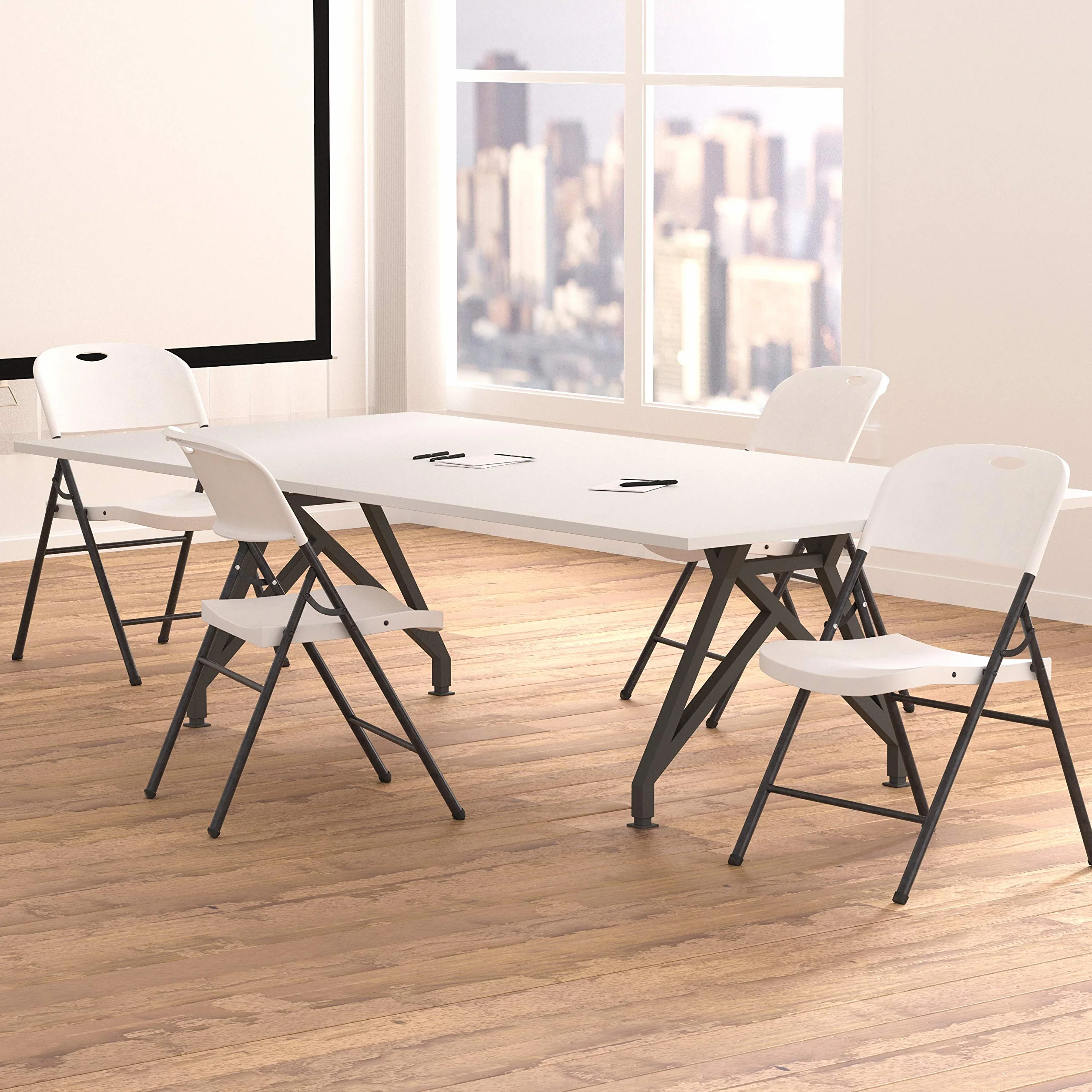 Amazon Basics Juego de 4 sillas plegables de plástico y metal, sillas de camping, sillas de cocina, para interiores y exteriores, color blanco, hasta 158 kg