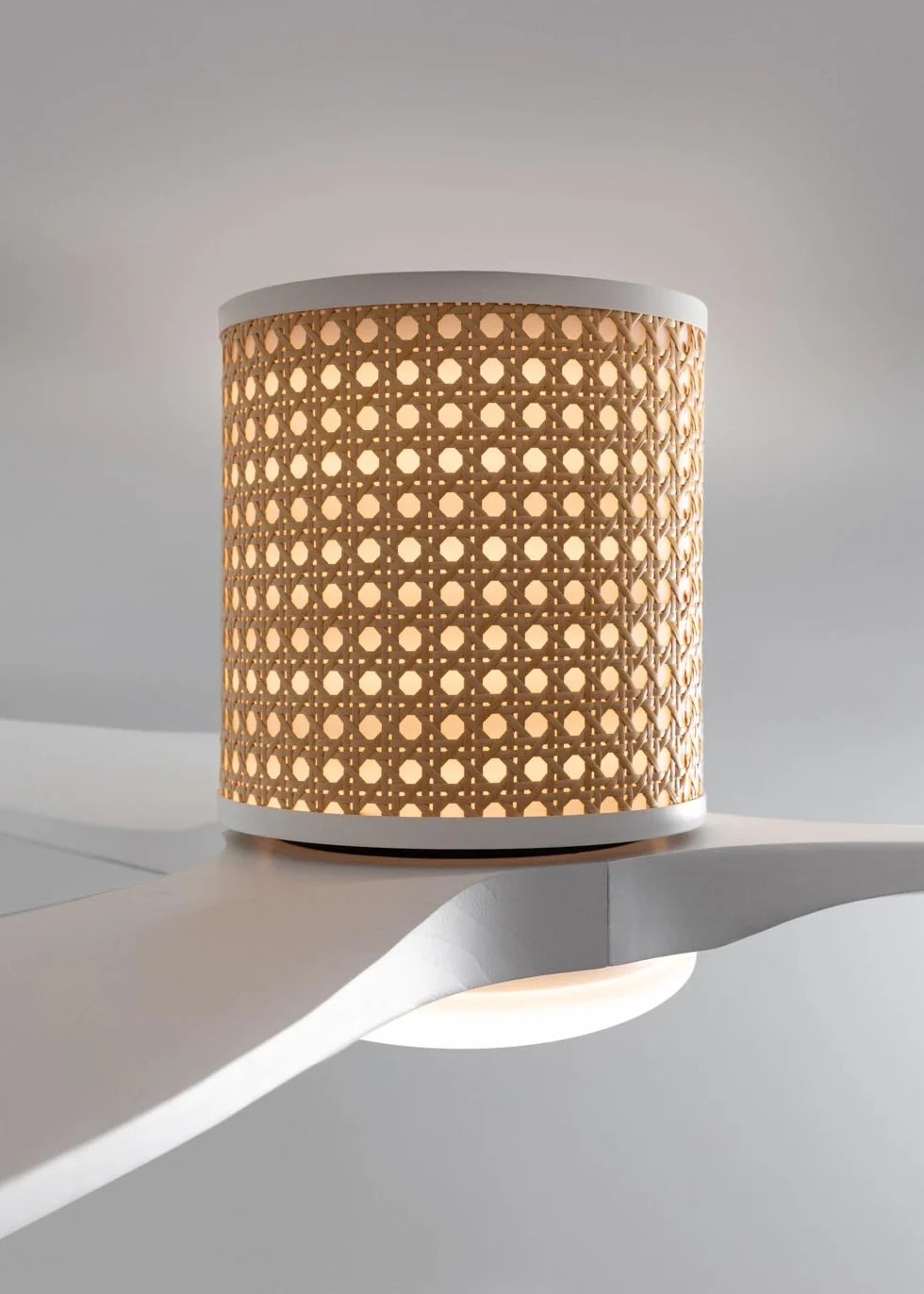 CREATE / WIND CALM CUSTOM RATTAN/Ventilador de techo con luz ratán claro aspas madera natural blanco con mando / 40W, Doble luz, Ø132 cm, luz LED 3 temperaturas, función verano-invierno