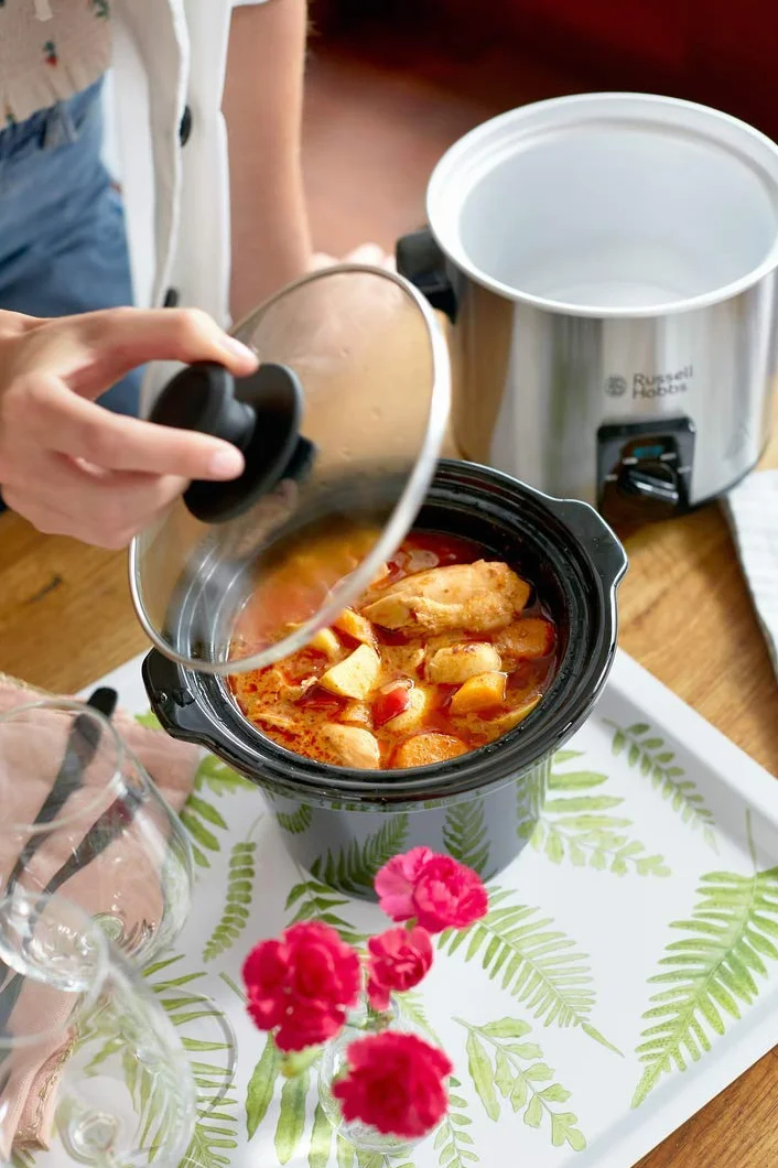 Russell Hobbs Olla de Cocción Lenta Compact Home - Capacidad 2 L, Diseño Compacto, 3 Temperaturas, Cuerpo de Acero Inoxidable, Cazuela Extraíble de Cerámica, Tapa de Cristal, Plata - 25570-56