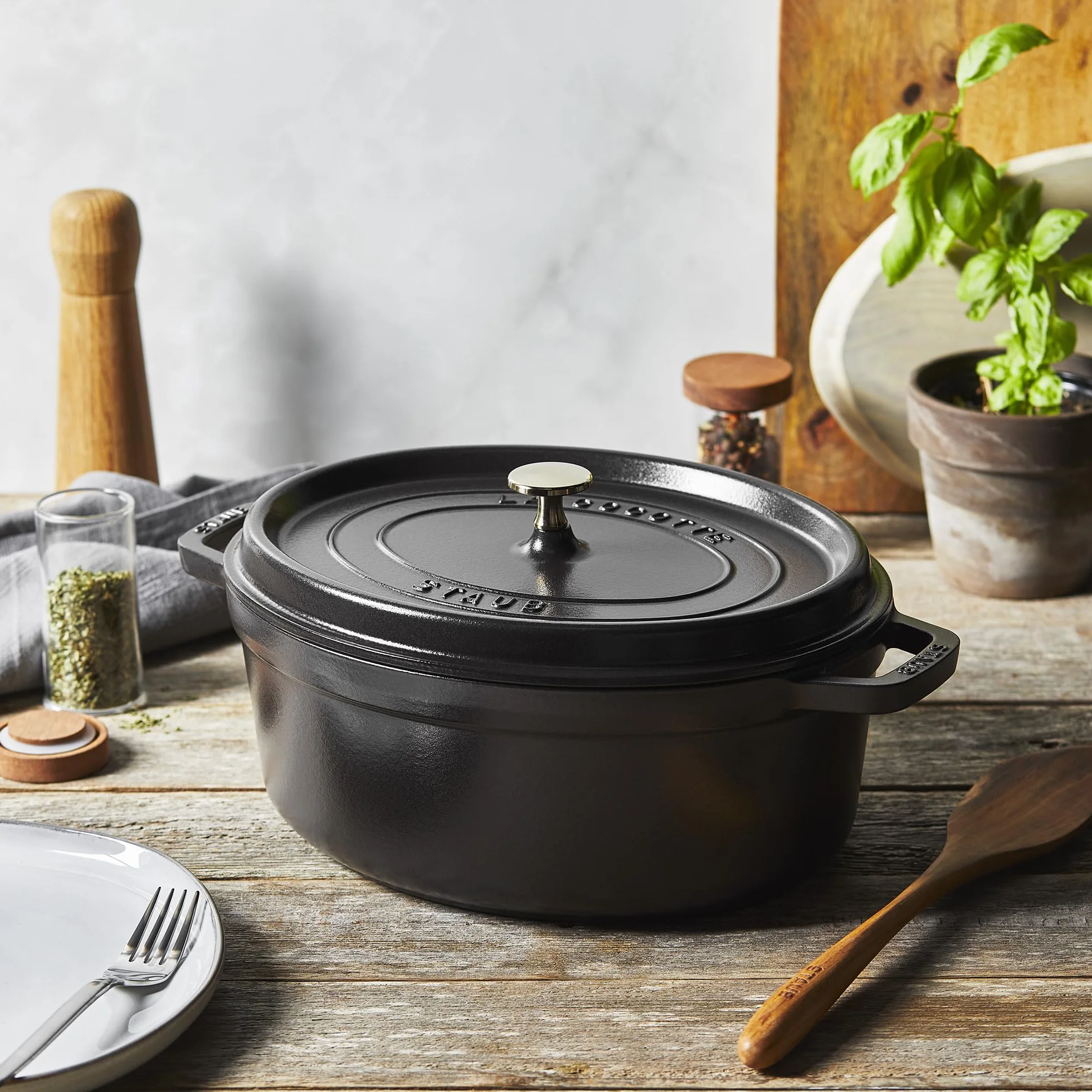 STAUB Cocotte, olla de hierro fundido, apta para todo tipo de cocinas incl. inducción, ovalada, 37 cm, 8 L, Made in France, negro