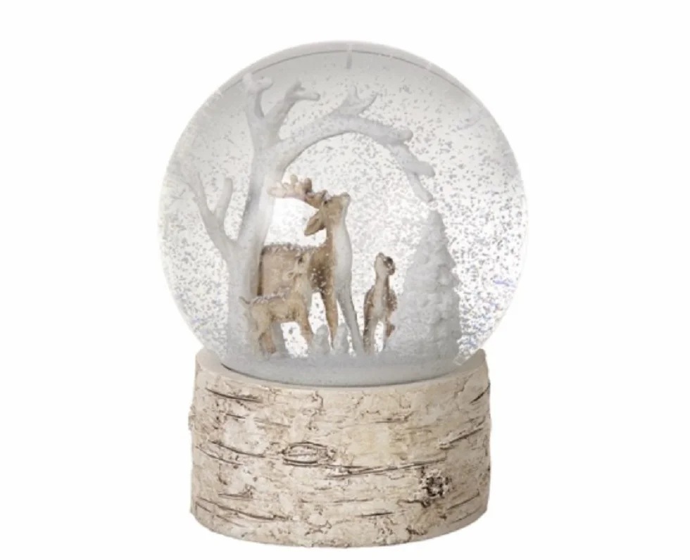 Bola de nieve de ciervo de Navidad, hermosa escena de invierno sobre base de efecto madera