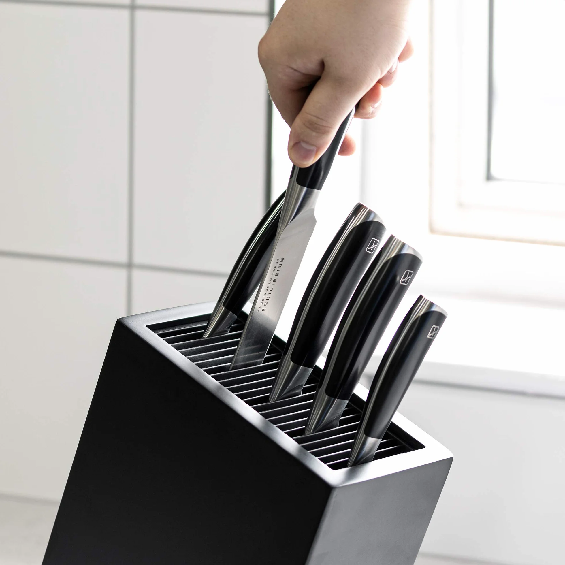 Rockingham Forge Bloque universal para 20 cuchillos, Negro - Una solución de almacenamiento ordenada para la cocina, apta para múltiples tipos de cuchillos con una longitud de hoja de hasta 20 cm