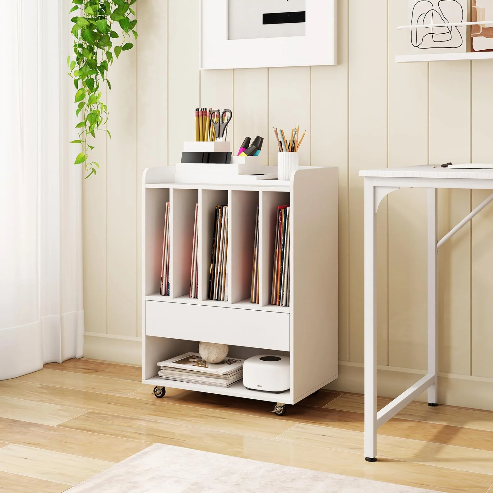 KOMFOTTEU Soporte para Tocadiscos con Ruedas, Mesa Auxiliar, 5 Compartimentos, Cajón, Estante Inferior, Ganchos, Armario de Almacenamiento, 52 x 35,5 x 73 cm, Blanco