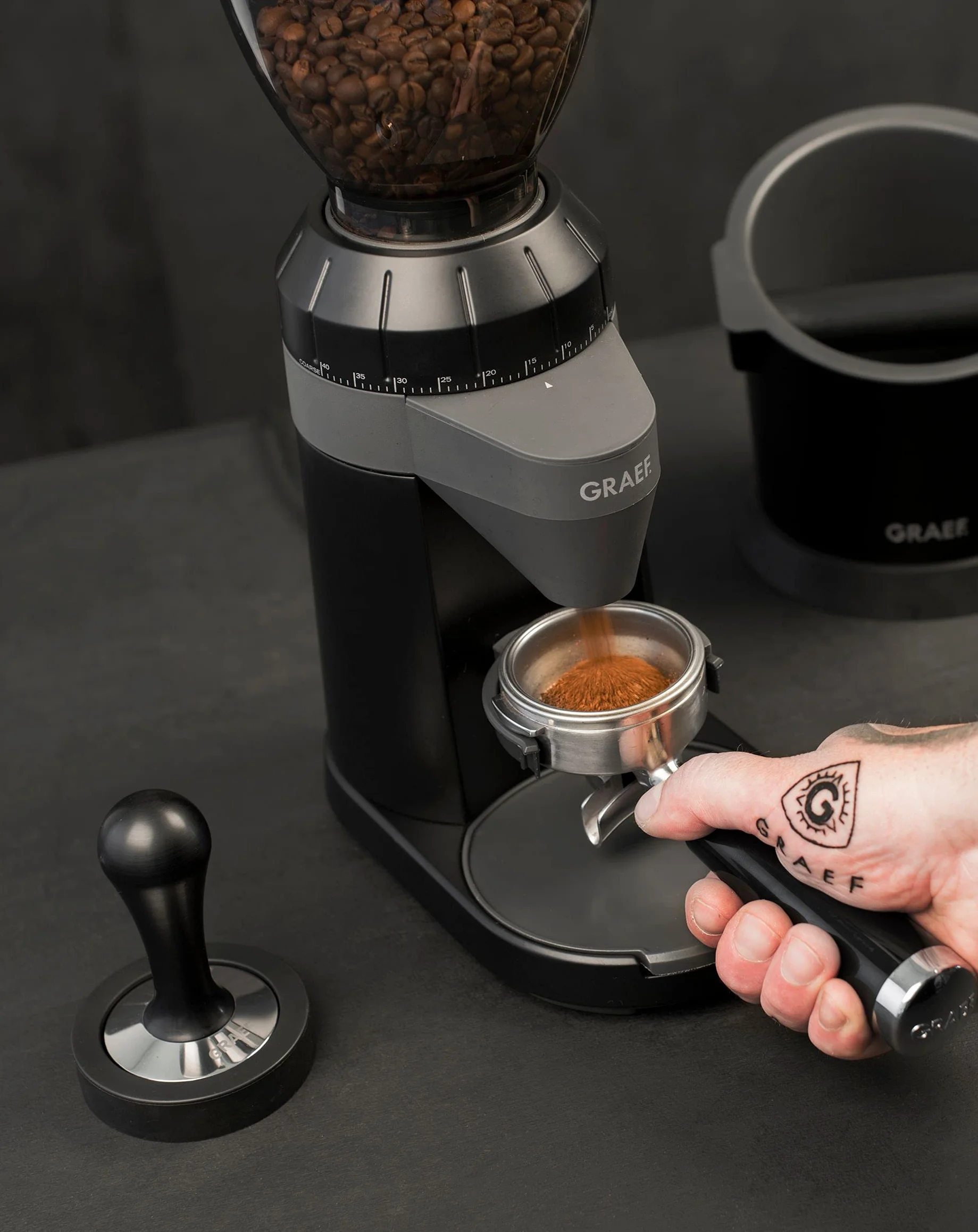 GRAEF CM802 Molinillo de Café Eléctrico 128W, 350g, Cuerpo Aluminio, Molino Cónico Inox, 40 Niveles, Portafiltro, Antiestático, Negro