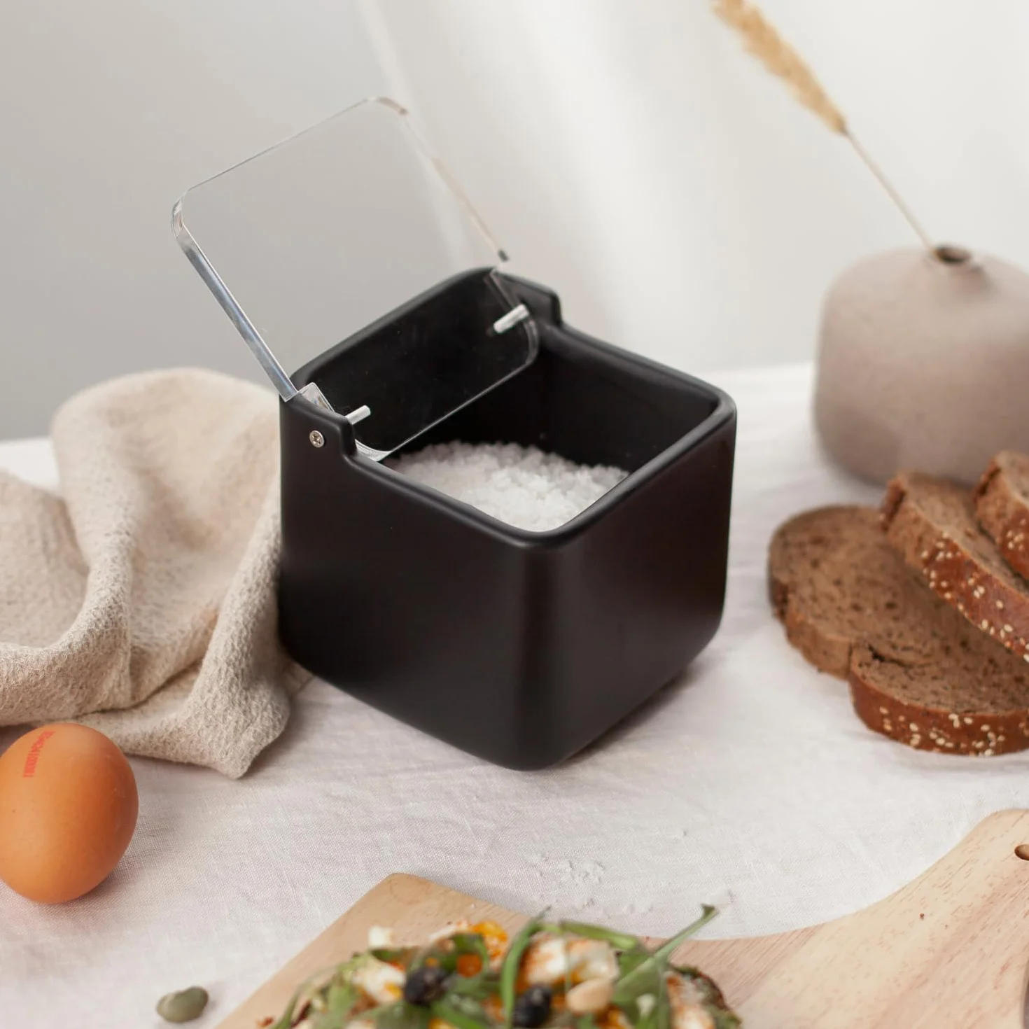 salero de cocina con tapa de acrílico transparente basculante - Saleros negro de cocina modernos con base cerámica para usar como salero y azucarero o especieros, 11.2 x 11.2 x 11.2 cms