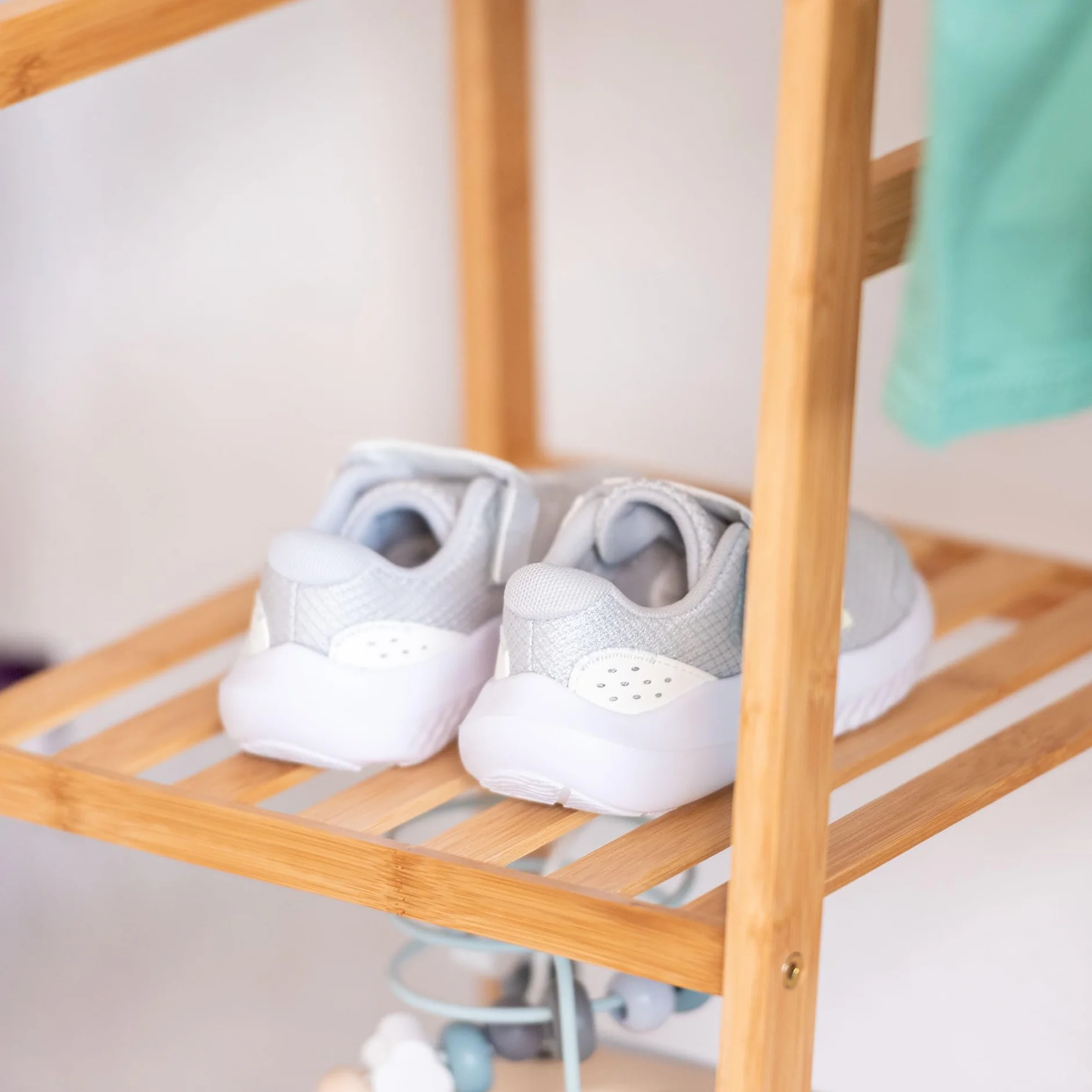 Armario Perchero Syndra Camel - Ropero infantil abierto de bambú natural para niños