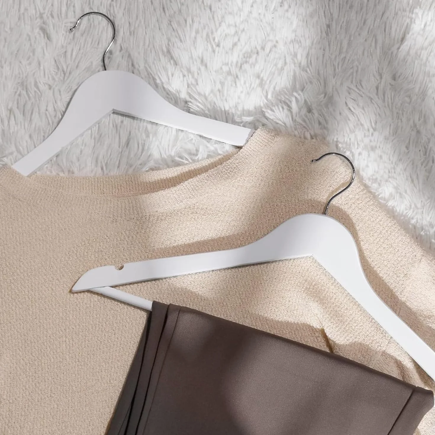 KROWN - Perchas de Madera Natural Antideslizantes con Muescas, Ideales para Trajes, Abrigos, Chaquetas, Camisas y Pantalones, Gancho Giratorio de 360° (Blanco, 6 Unidades)