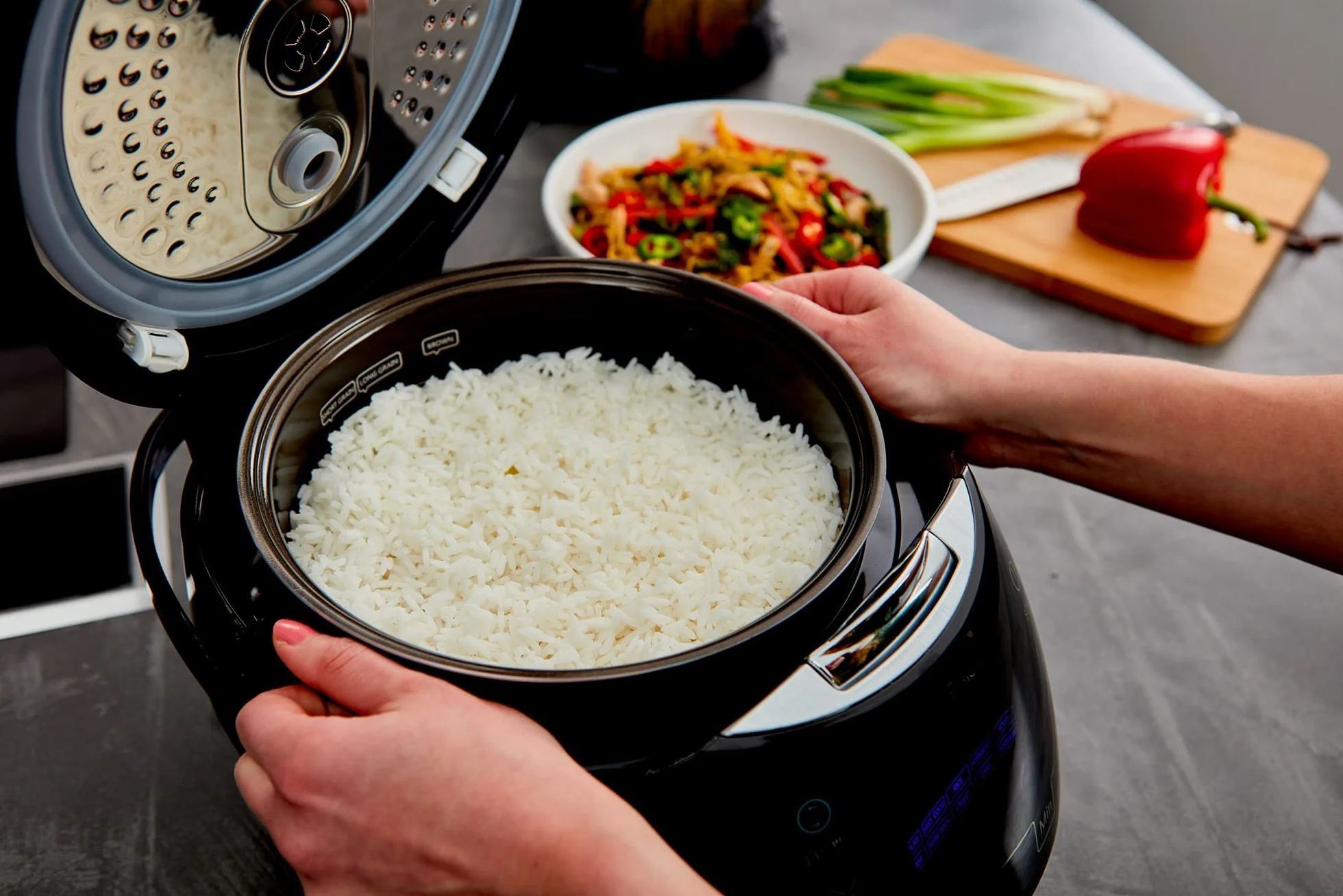 Yum Asia Sakura Olla arrocera con cuenco de cerámica y lógica difusa avanzada (8 tazas, 1,5 litros) 6 funciones de cocción de arroz, 6 funciones de multicocina, pantalla LED Motouch, 220-240V EU