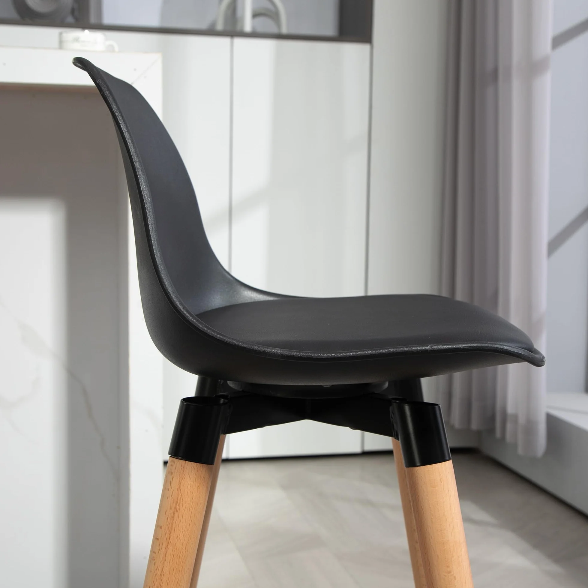 HOMCOM Juego de 2 Taburetes Altos de Cocina Altura Asiento 69 cm Taburetes de Bar Sillas Altas de Cocina Tapizado en PU con Respaldo Patas de Madera para Comedor Negro