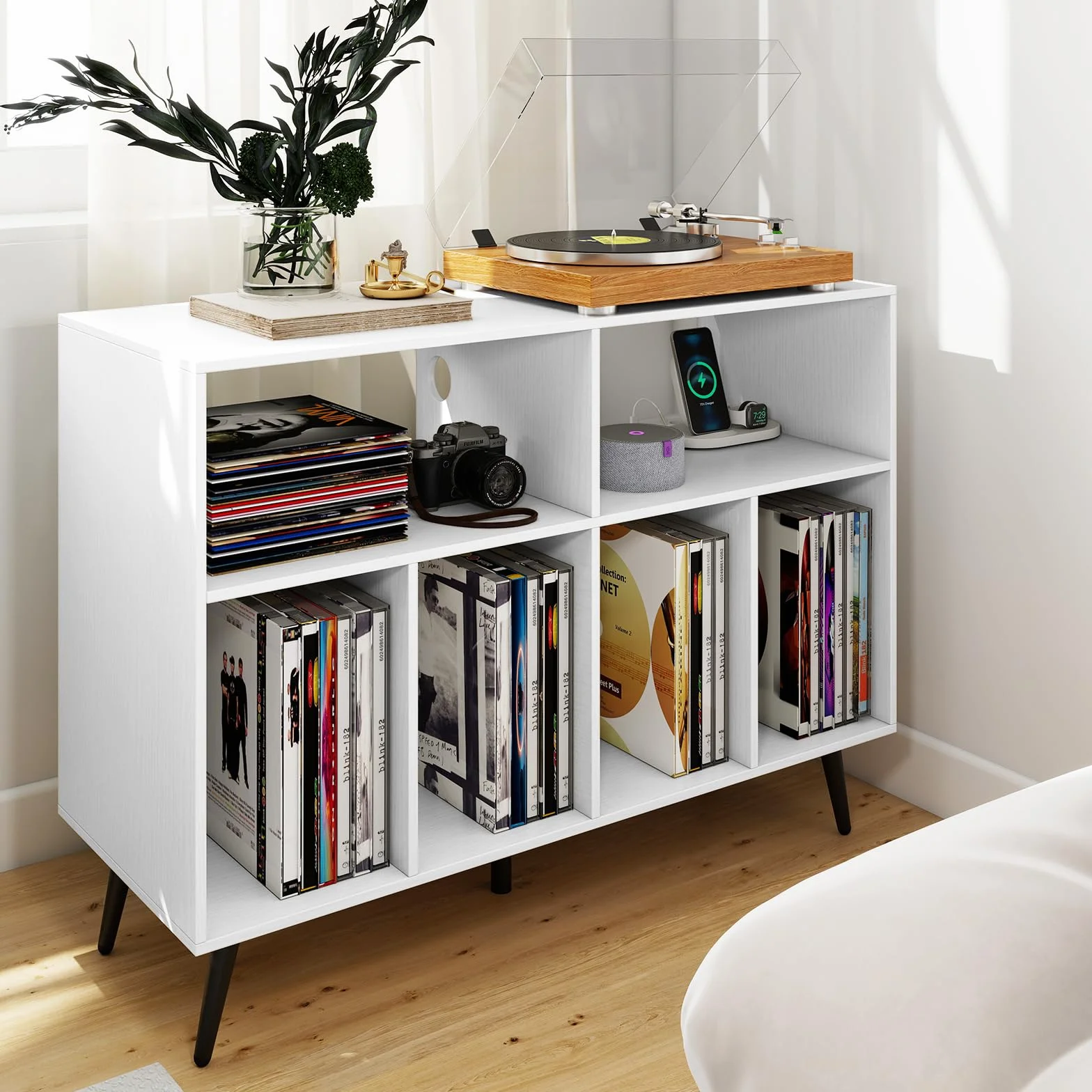 KOMFOTTEU Mueble para Tocadiscos de 3 Niveles, Soporte de Discos de Vinilo con 4 Compartimentos y 2 Estantes Abiertos, Mesa para Tocadiscos con 5 Patas de Metal (Blanco, con Estación de Carga)