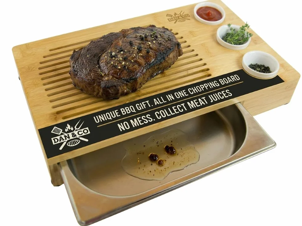 Dan&Co Juego de tablas de cortar de madera de bambú con bandeja de goteo deslizante de acero | Tabla de cortar orgánica | Bandeja para servir | Para carne, queso, verduras | 48 cm de longitud