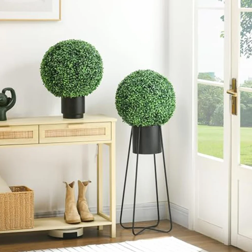 Lecreatekit Paquete de 2 bolas artificiales de boj de 28 cm, plantas topiarias artificiales para decoración colgante, esferas de plástico resistentes a la intemperie para decoración de jardín interior