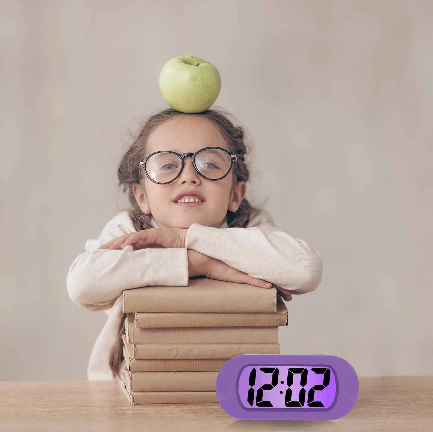 Plumeet Reloj Despertador Digital LCD Viaje, con Gran Pantalla, fácil de configurar, con Snooze y luz de Noche, Alarma con Sonido Ascendente y portátil, el Regalo Ideal para niños (Morado)