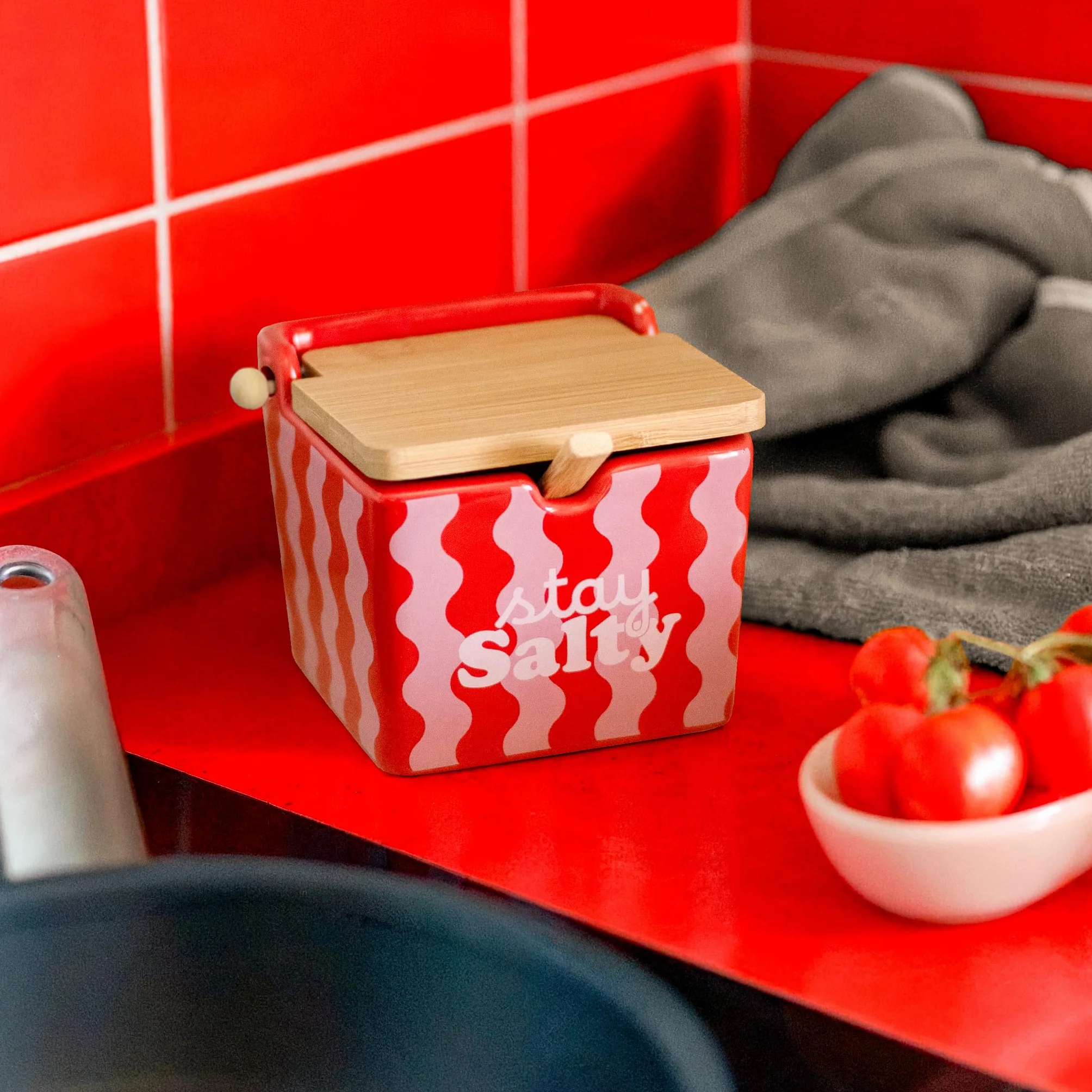 Fisura – Salero original con tapa “stay salty” rosa. Salero extragrande cuadrado de cerámica con tapa de madera y cuchara. Bote para sal de cocina. Azucarero o especiero.10 x 10 x 9 cm