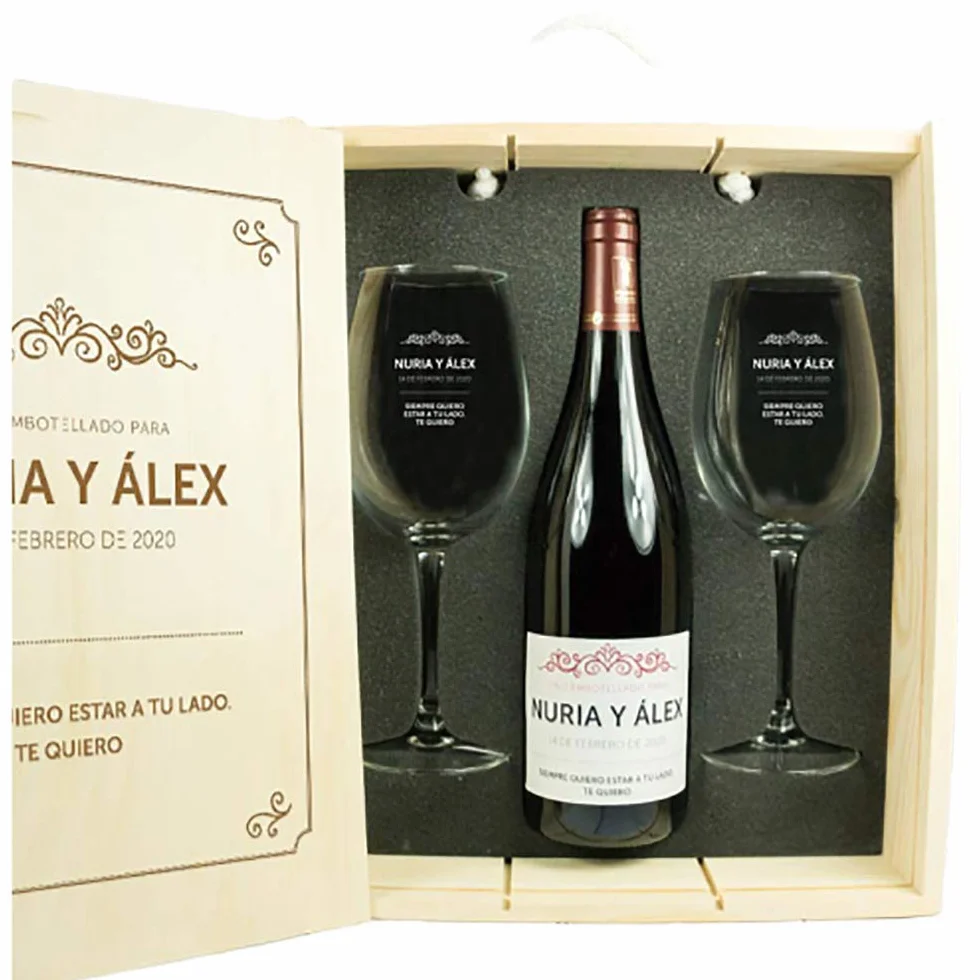 Calledelregalo Regalo Personalizado para Parejas: Kit con Botella de Vino + Copas de Vino + Caja de Madera, Todo ello Personalizable con Nombres, Fecha y dedicatoria
