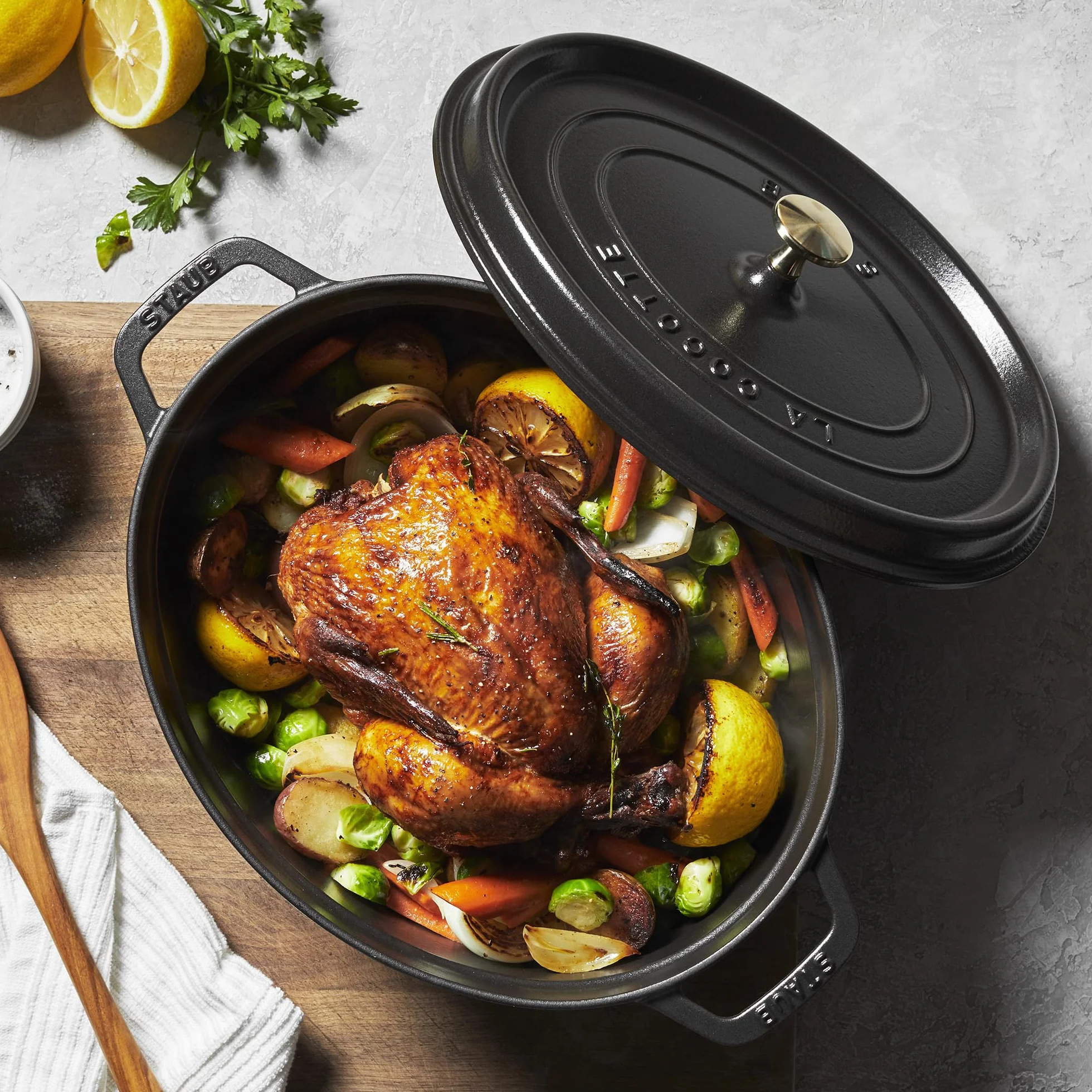 STAUB Cocotte, olla de hierro fundido, apta para todo tipo de cocinas incl. inducción, ovalada, 37 cm, 8 L, Made in France, negro