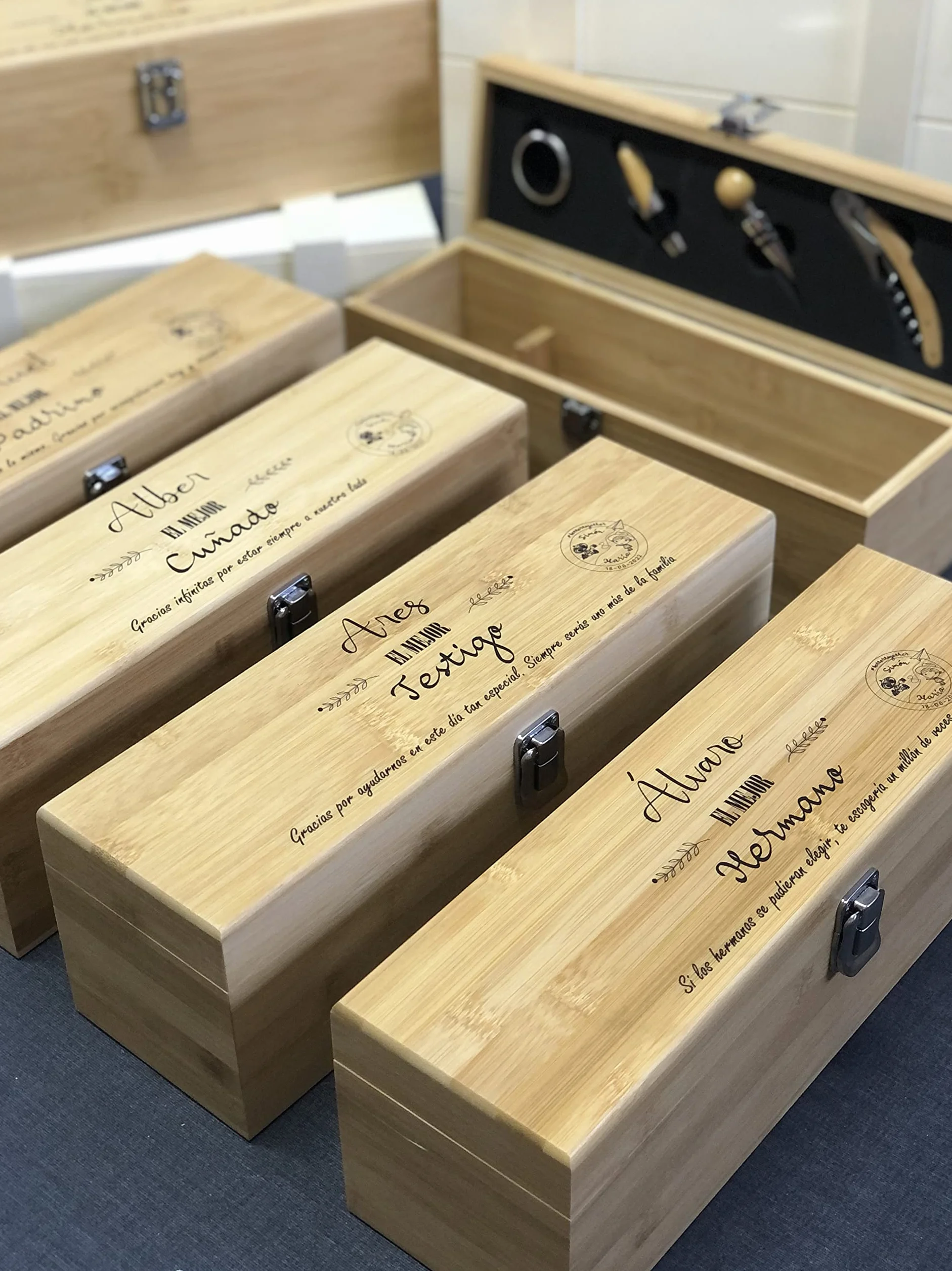 Regalo Personalizado Caja Sumiller con Accesorios para Degustar Vino