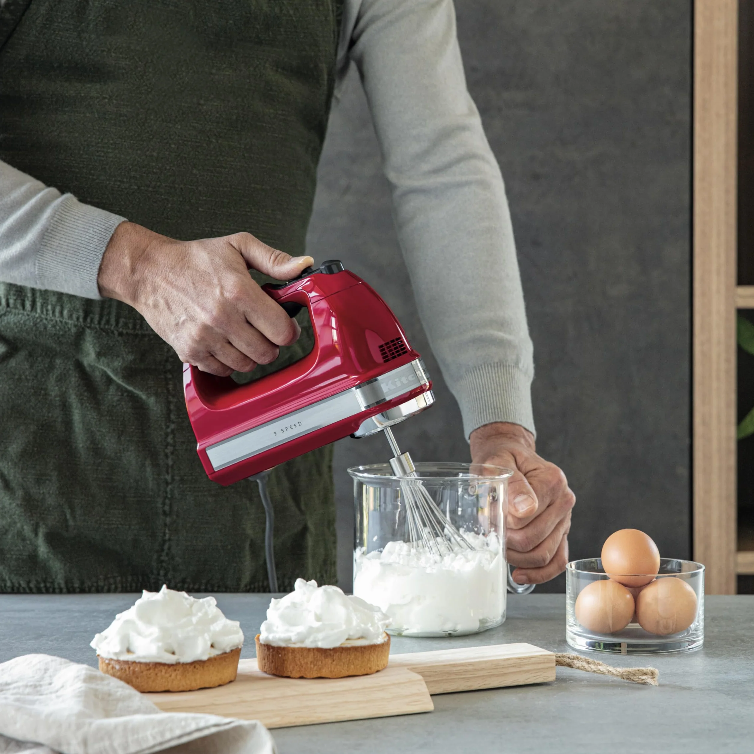 KitchenAid 5KHM9212BER Batidora de mano de 9 velocidades, potente motor CC, con 5 accesorios de acero inoxidable (batidores, batidores, ganchos de masa, varilla de mezcla) y bolsa de almacenamiento