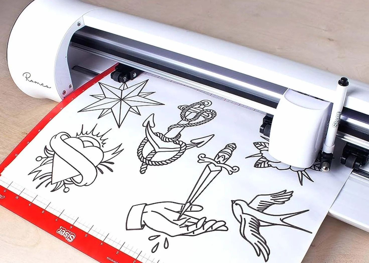 Siser Romeo® Plotter de corte de alta definición – Versátil y potente, corta más de 300 materiales incluyendo vinilo, adhesivos y piel sintética, con un ancho máximo de corte de 60 cm.