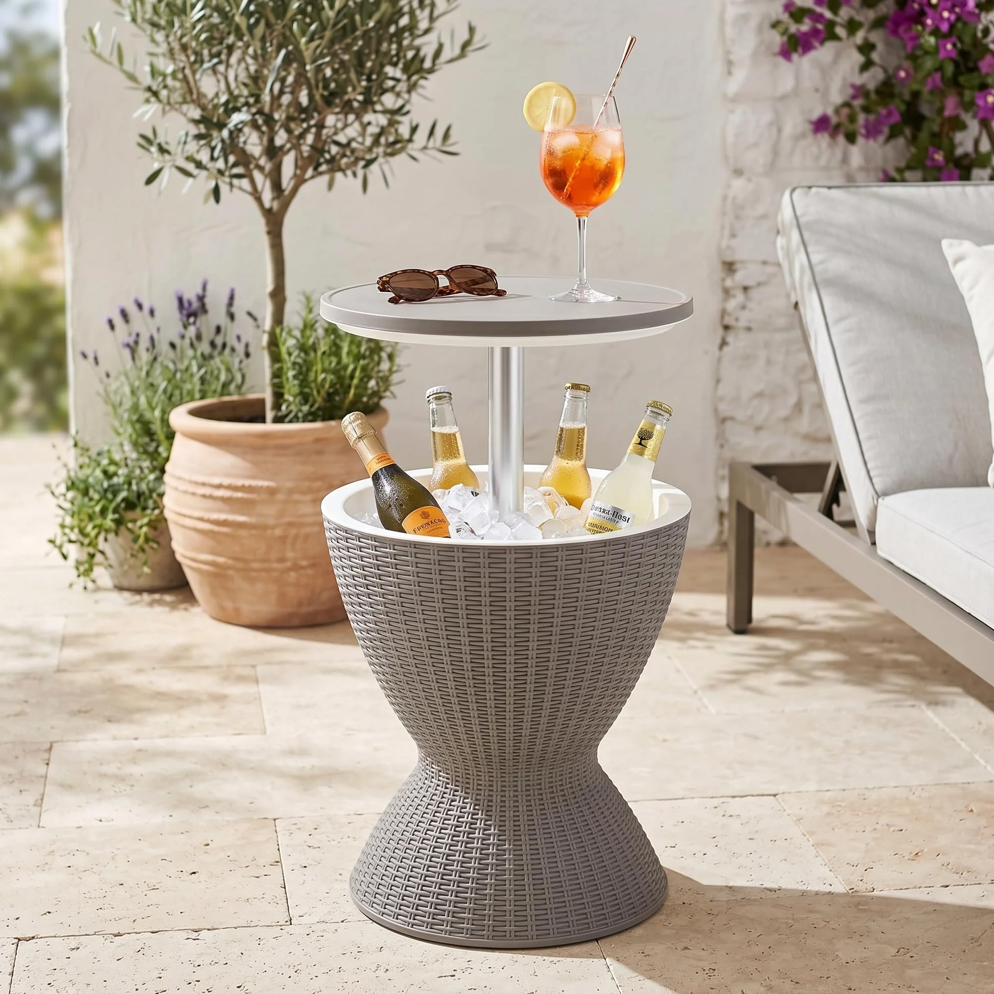 casa.pro Mesa Nevera Jardín Atessa Cubitera de Hielo con Bandeja Elevable Nevera para Playa Terraza Capacidad 30 L Aprox. 40 Latas Imitación Ratán Polipropileno 58xØ49cm - Marrón Claro