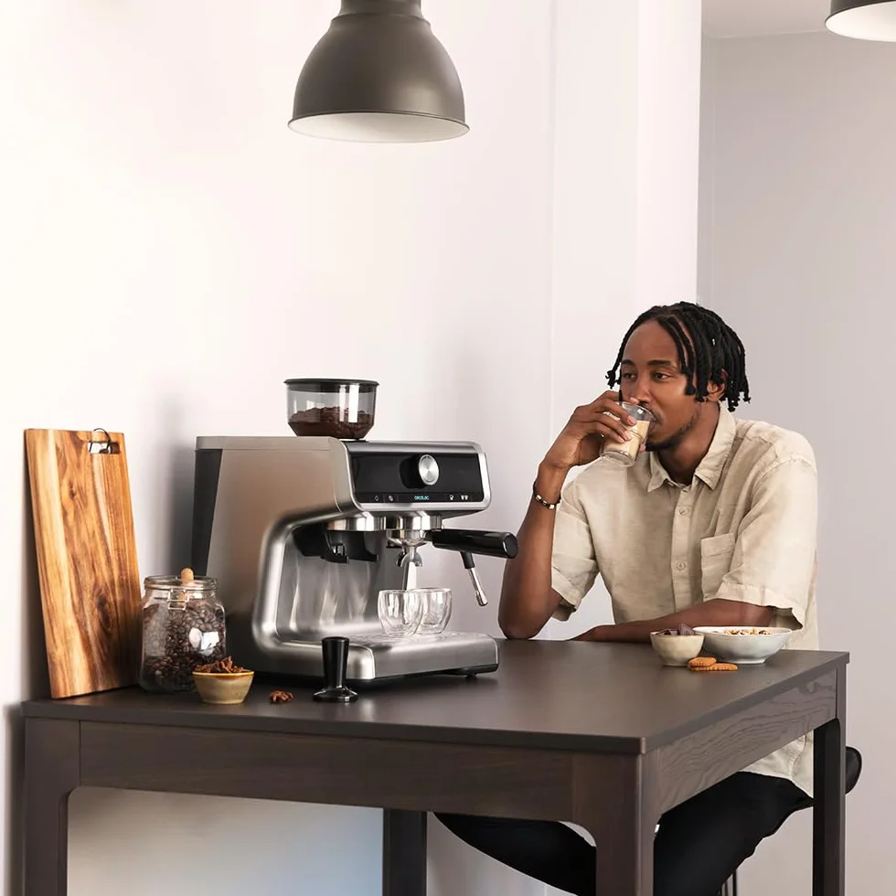 Cecotec Cafetera Express con Brazo con Doble Salida Power Espresso 20 Bares Barista Cream, 1550 W, Depósito de Café en Grano 250g, Molinillo 30 Niveles, Thermoblock, Depósito Agua 2.5 L, Acero Negro