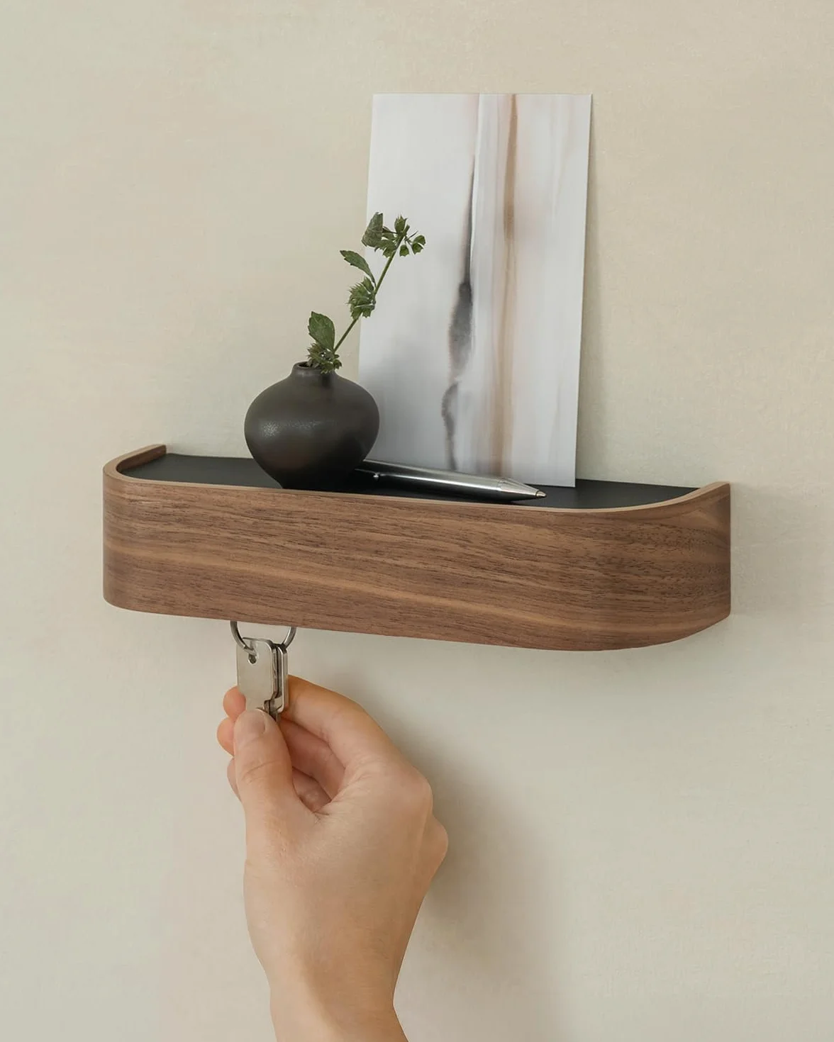 Kazai. Colgador Llaves Pared 'Toke' | Diseño Minimalista de Llavero de Berlín | Porta con Estante de Madera con Ganchos | Cuelga para Entrada y Pasillo | Nogal