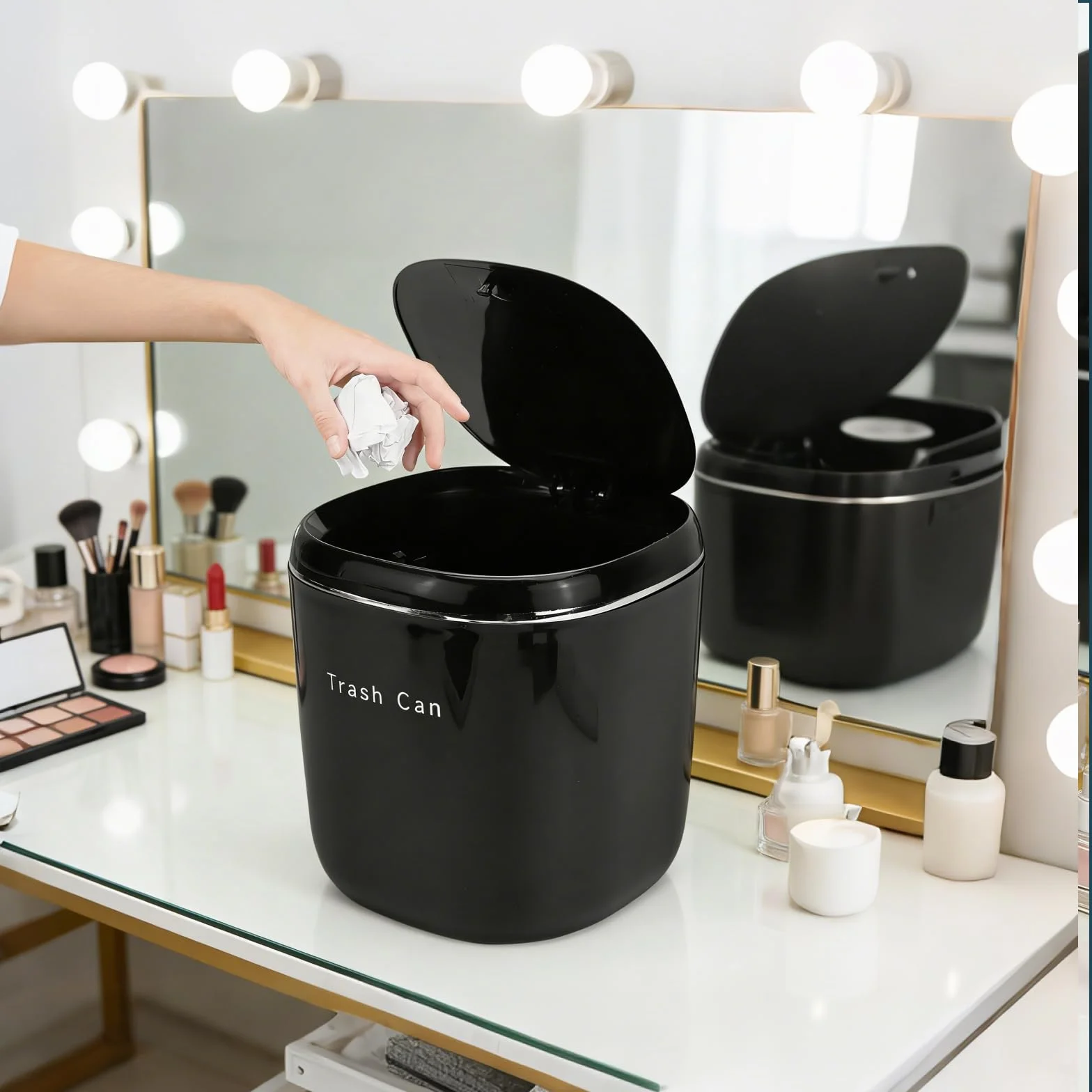 FAELNK Cubo Basura Pequeño Mini Papelera Escritorio con Tapa Negro 2,5 L para Dormitorio Baño Oficina Contenedor de Cosméticos Cenicero con 2 Rollos de Bolsas de Basura