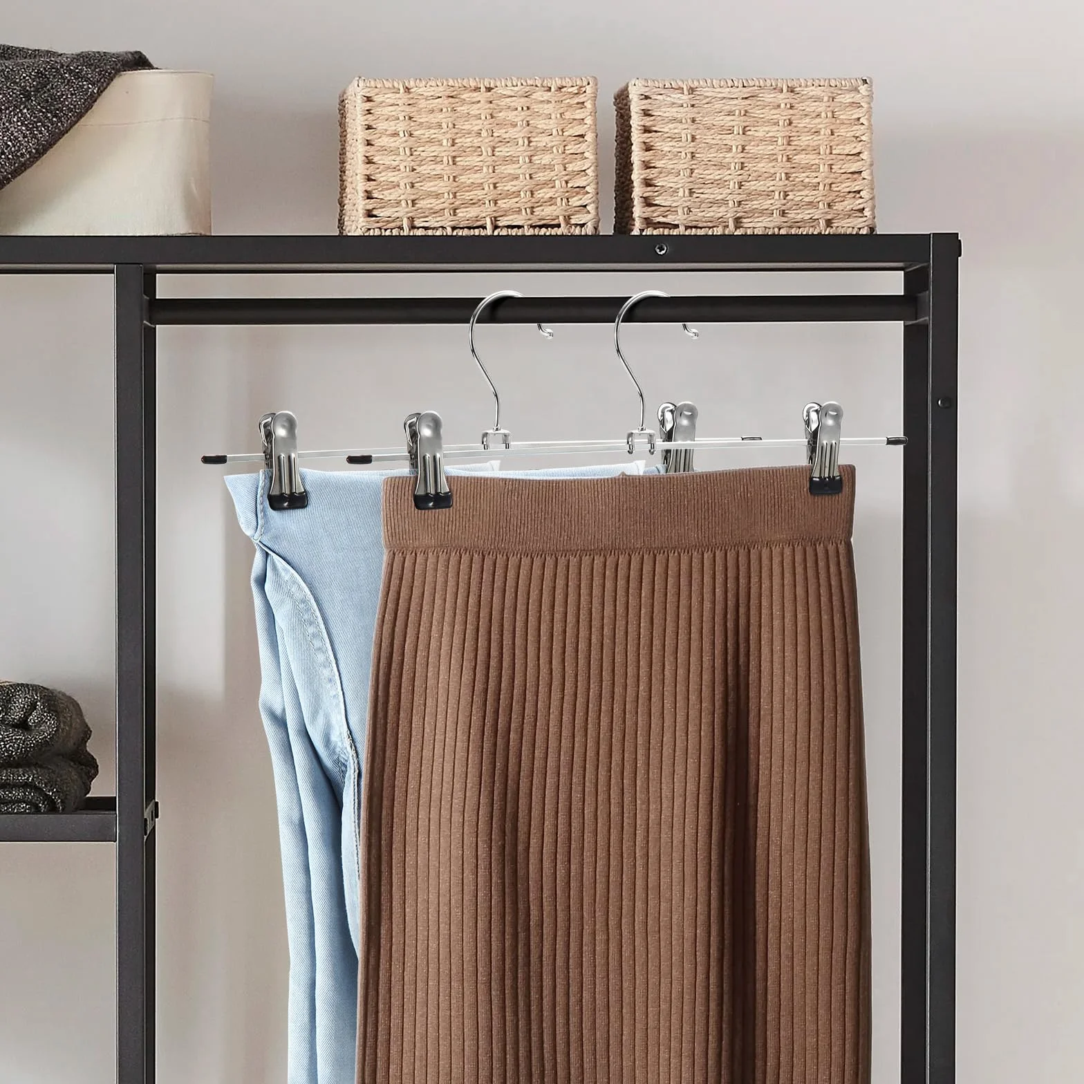 GUANJUNE Percha para pantalones, 10 unidades de perchas para faldas con clips antideslizantes ajustables, perchas de metal que ahorran espacio para abrigo, ropa, vaqueros, perchas para niños para