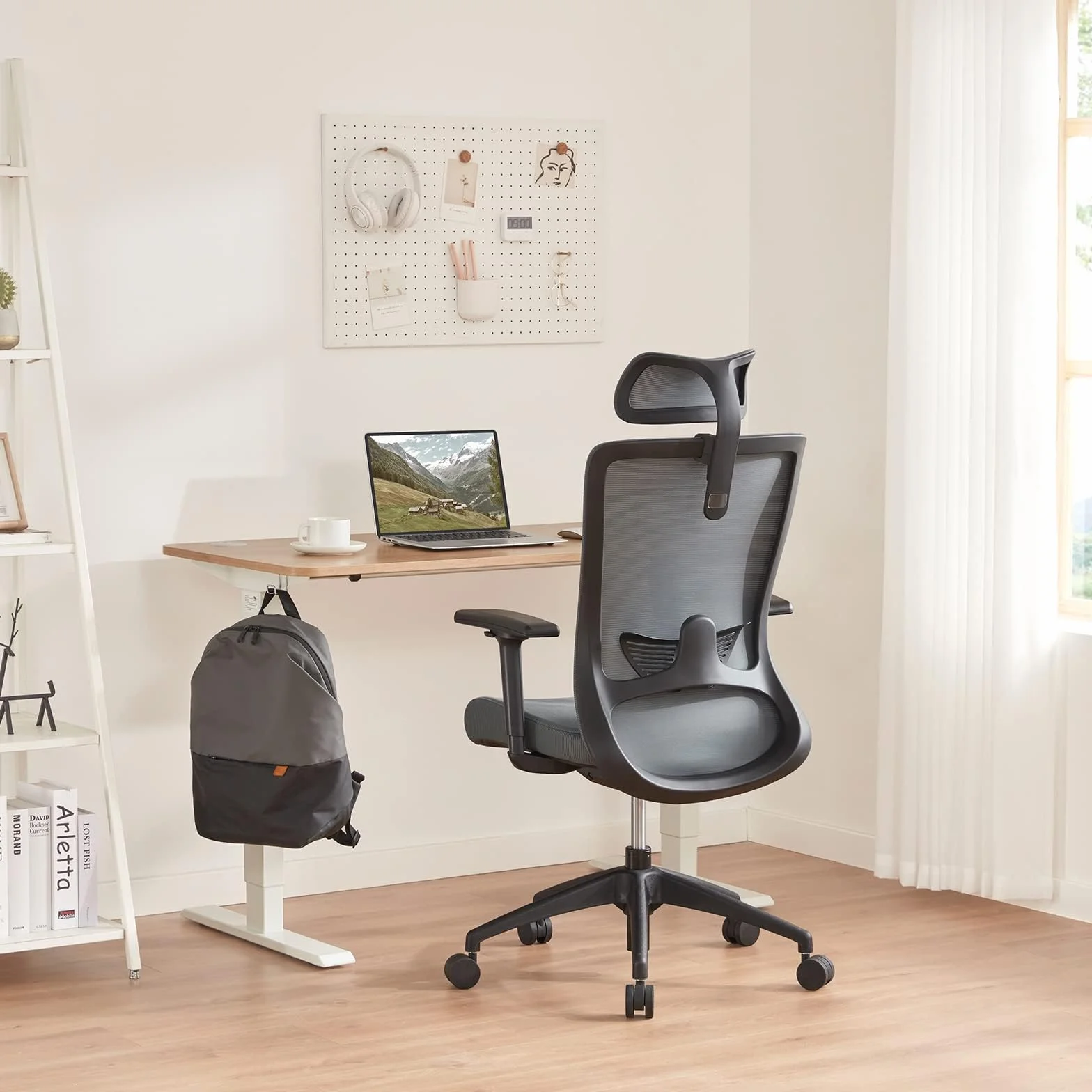 Amazon Basics Silla ejecutiva ergonómica, respaldo alto, silla de escritorio, silla de oficina, reposacabezas ajustable, reposabrazos y soporte lumbar, 63 x 59,5 x 124 cm, gris