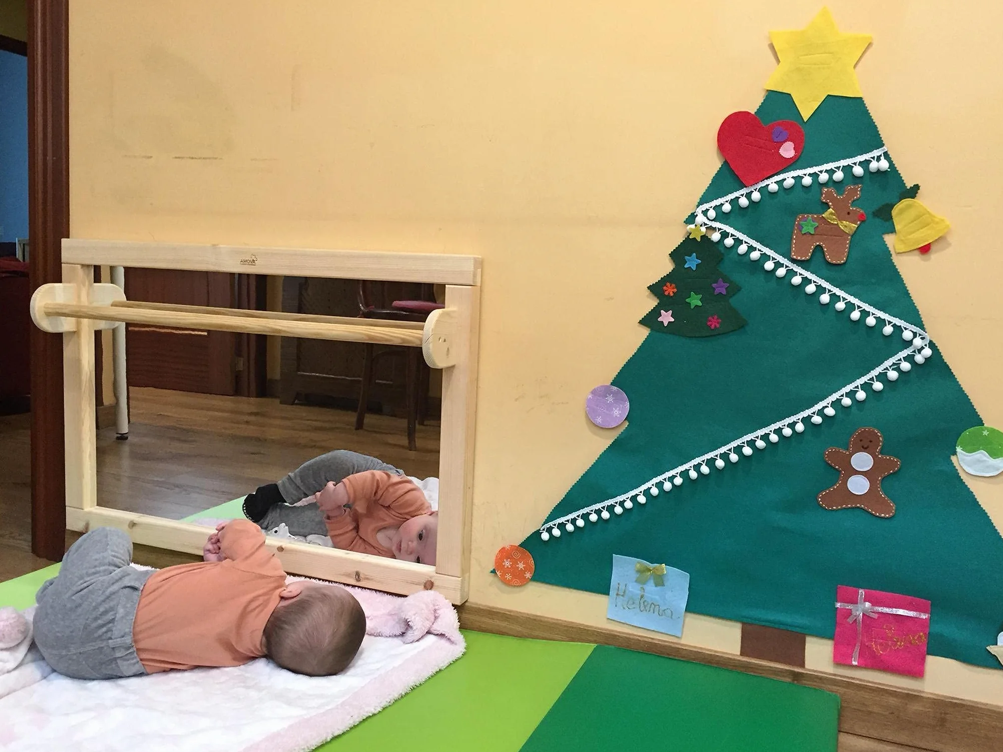Espejo Montessori de Seguridad con Barra Ajustable Acabado Barniz – Certificado CE – Bebés +8 Meses –Muebles Montessori - Espejo irrompible Bebe - Seguridad Infantil - Desarrollo Motor