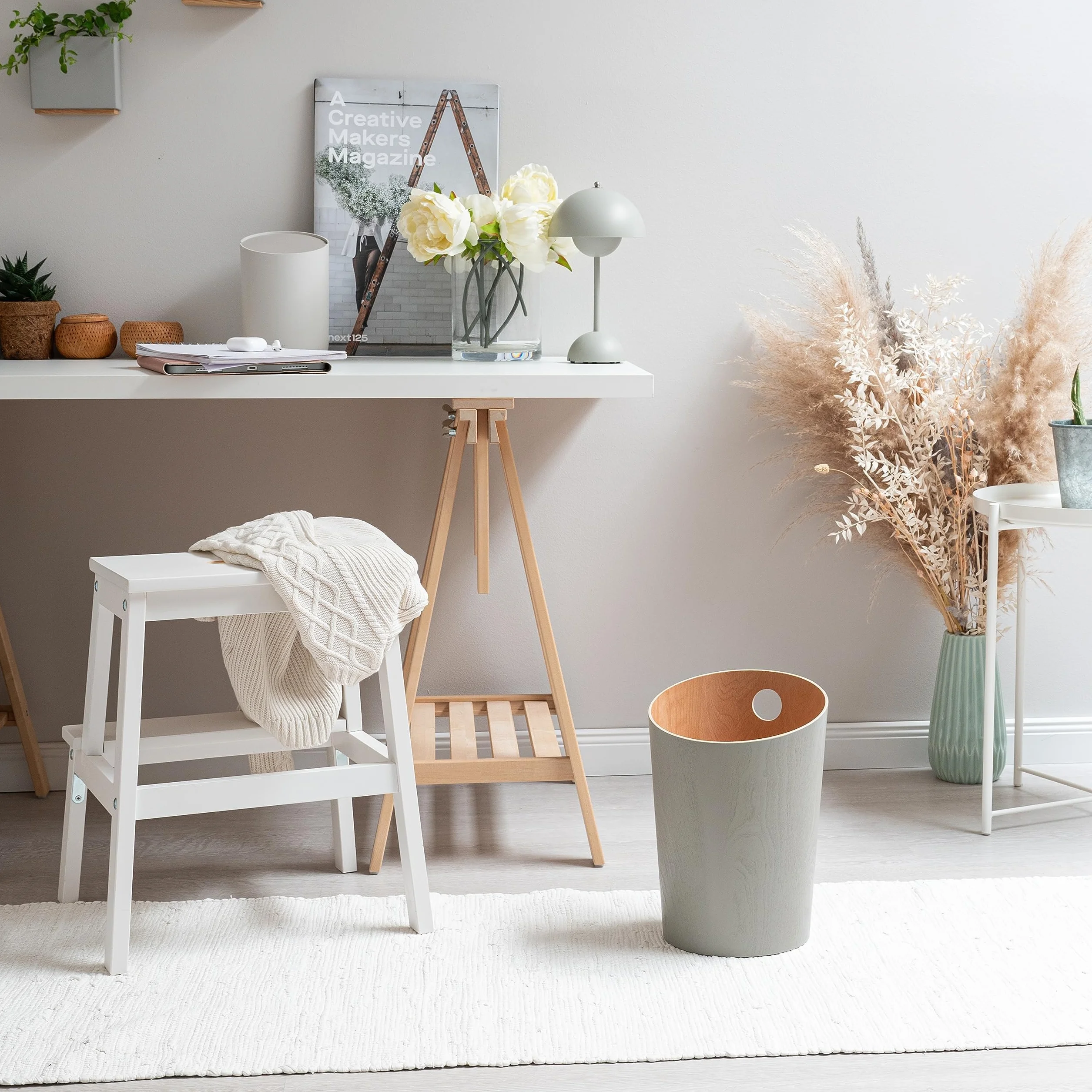 Kazai. Papelera de Diseño 'Bennet' | Cubo Basura Única para Oficina, Dormitorio, Habitación Infantil y Más | Papelera Hecha de Chapa de Madera Real | Gris (claro)